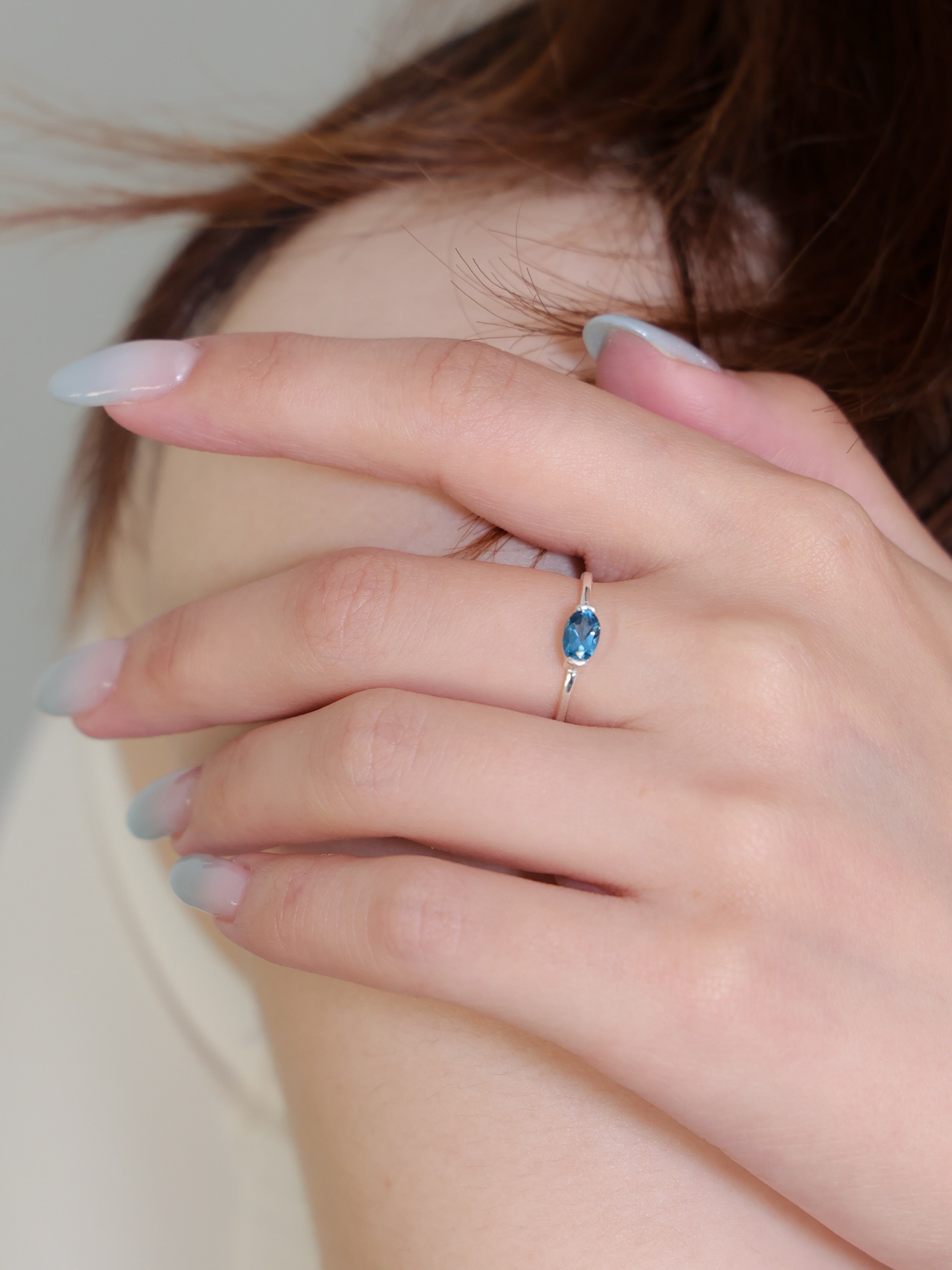 ブルートパーズリング着用 目元に手を添えるポーズ