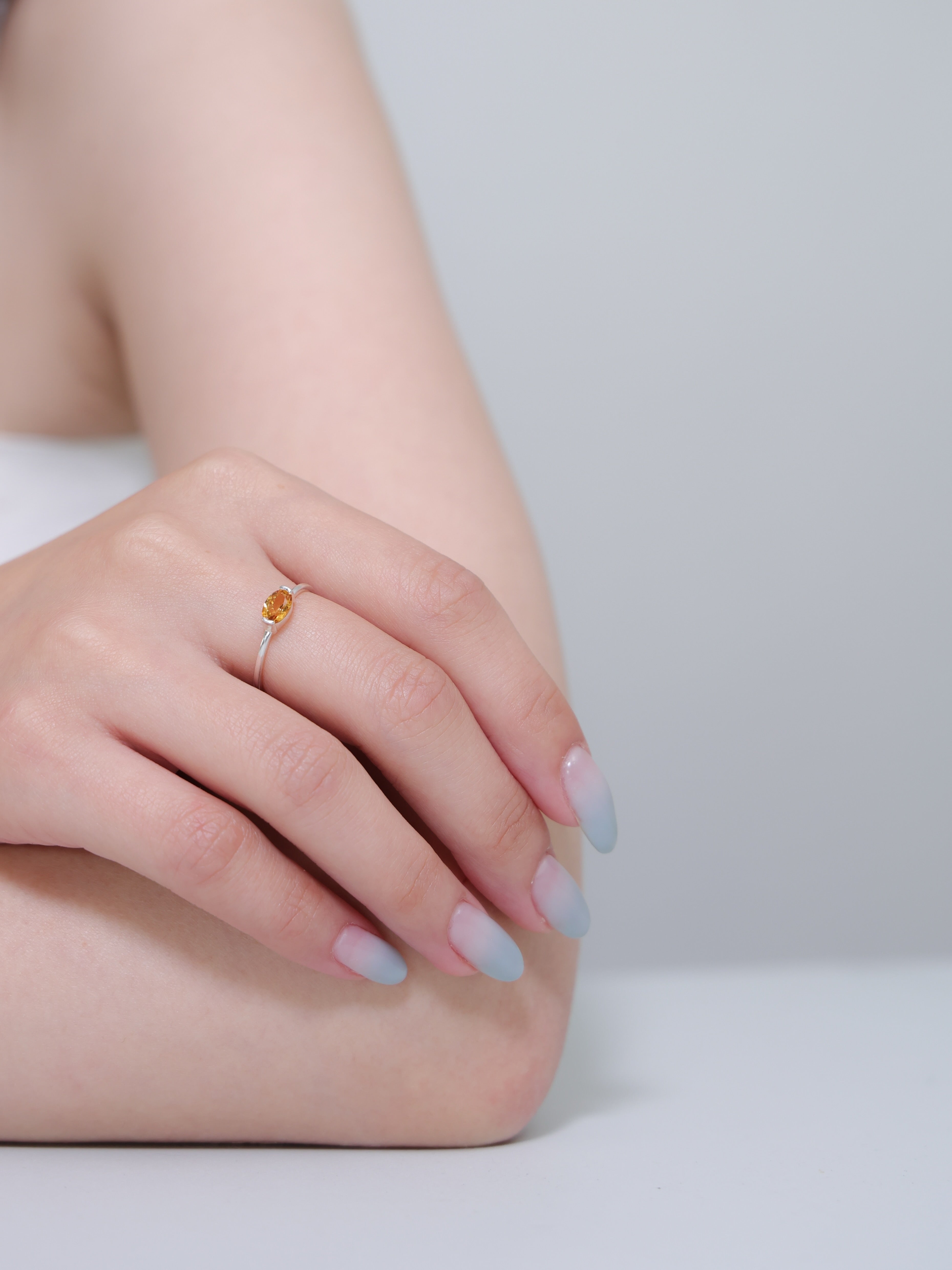 シトリンリング着用 リラックスした腕置きポーズ