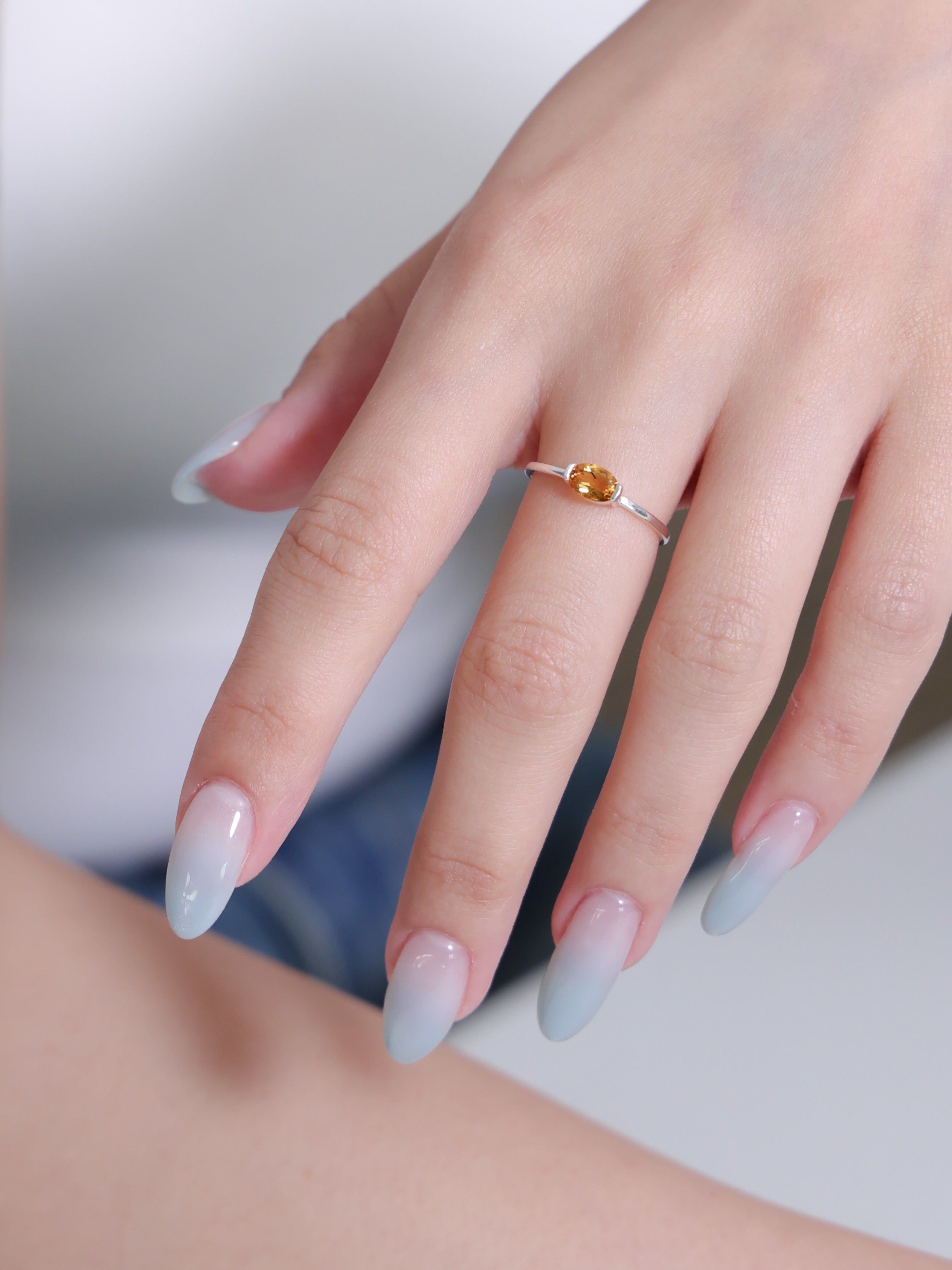 カジュアルな装いに合う天然石リング シトリン着用