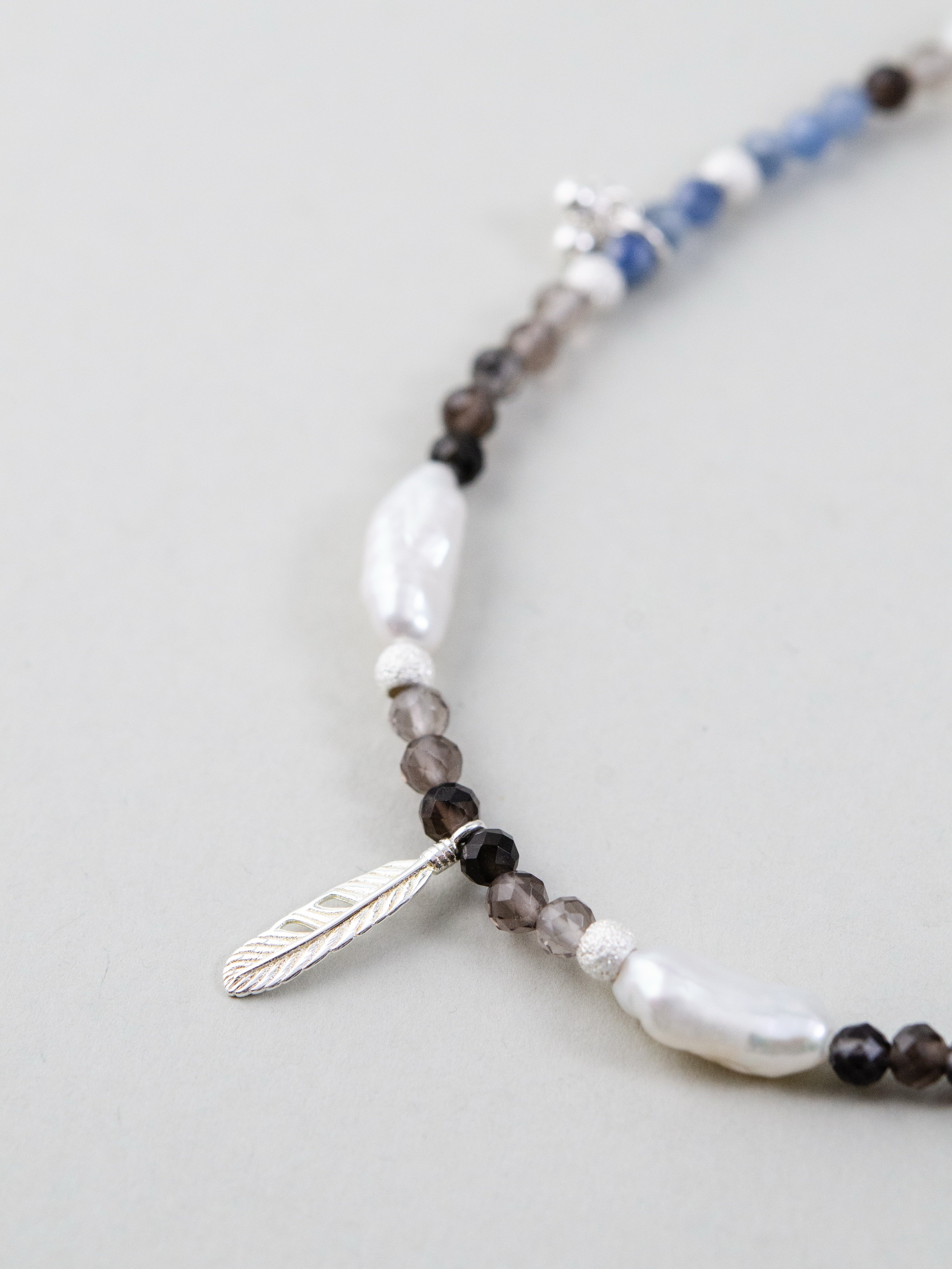 SV925 フェザーチャーム詳細 カイヤナイトと淡水パールのアクセント