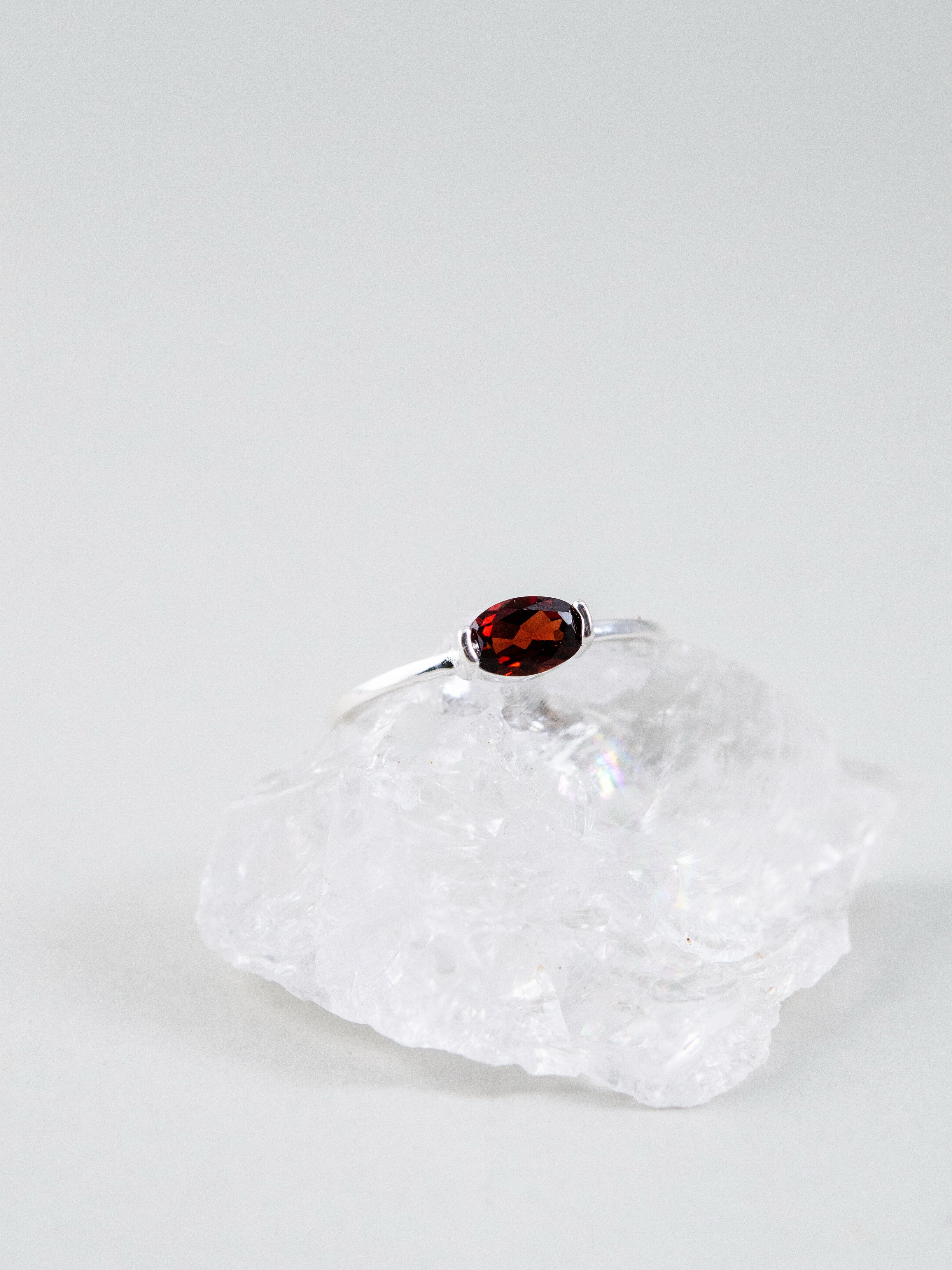 天然石ガーネットリング 商品写真 水晶上のディスプレイ