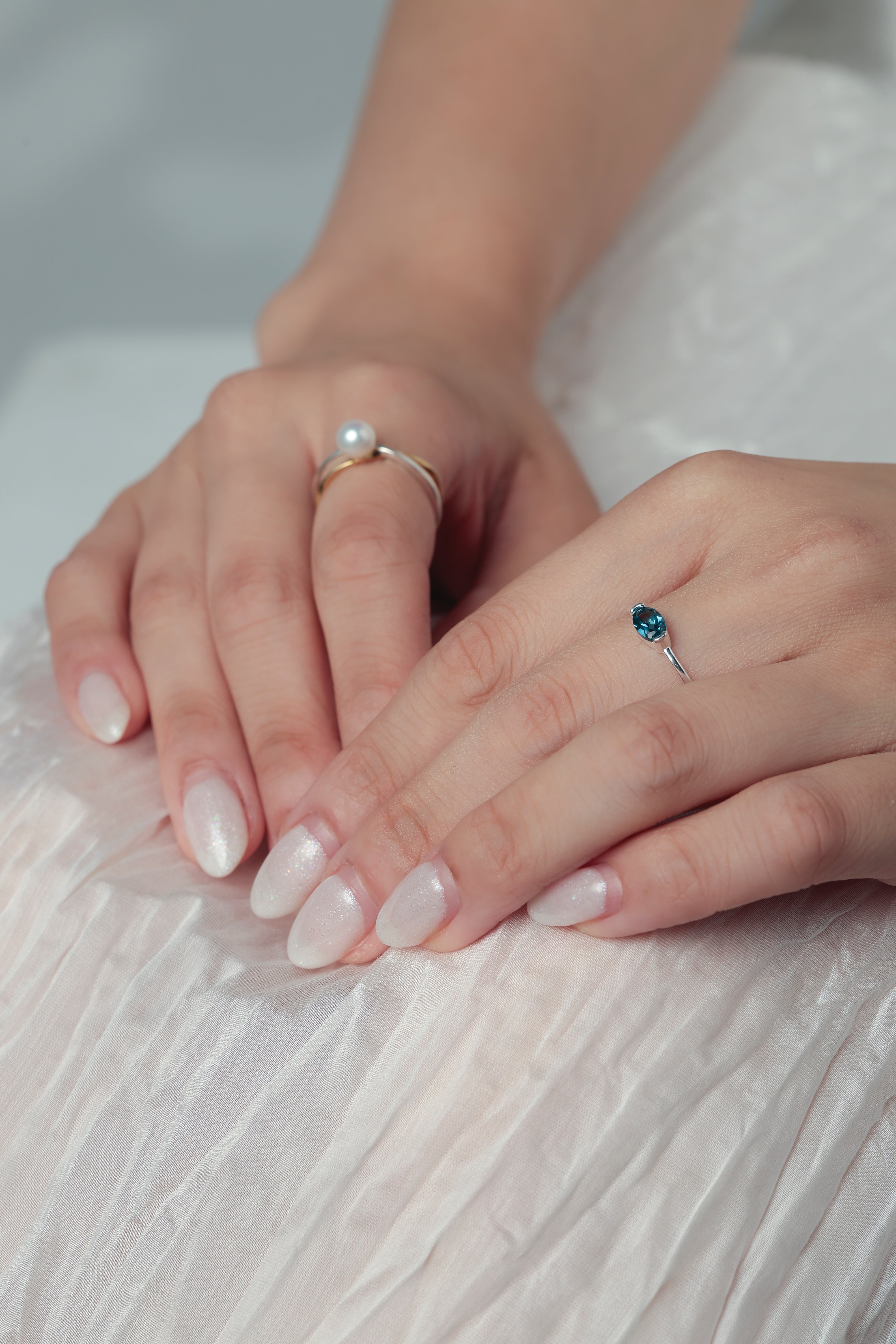 天然石リング着用イメージ ドレスアップした手元 清楚な雰囲気
