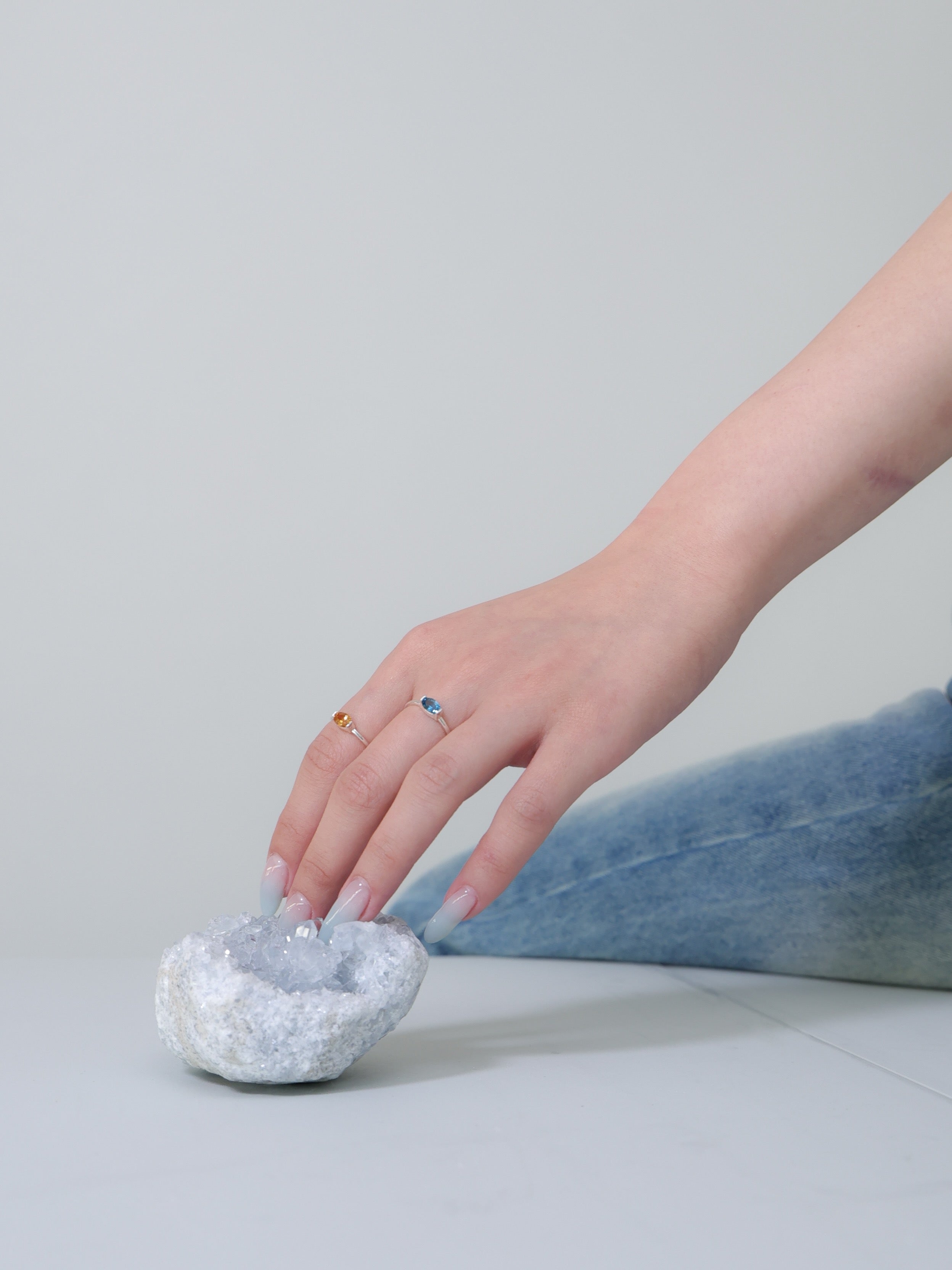 シルバー925 天然石リング 着用イメージ 水晶に添えた手