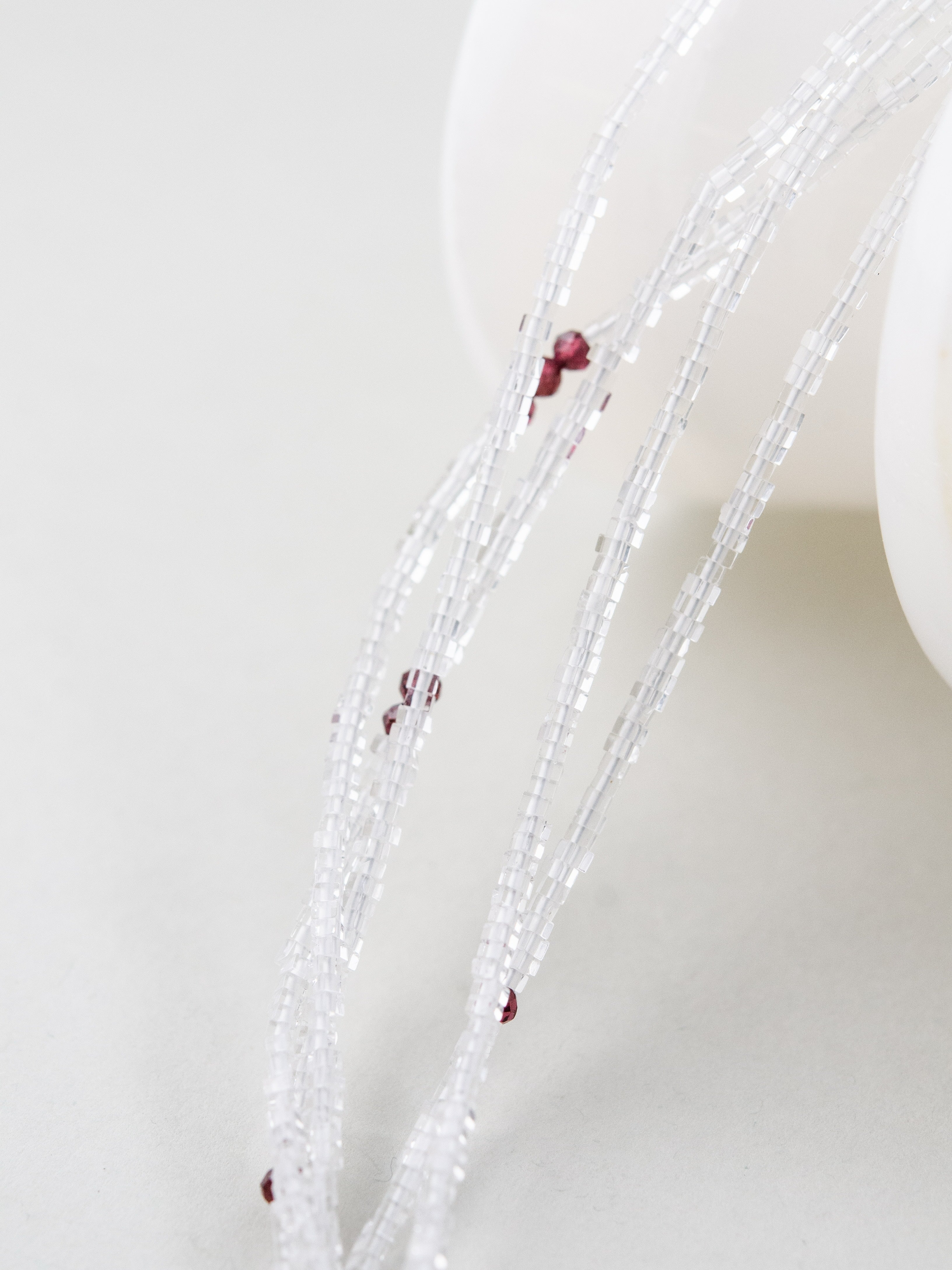 揺れる 多連ネックレス 光の反射 キラキラ 素材感