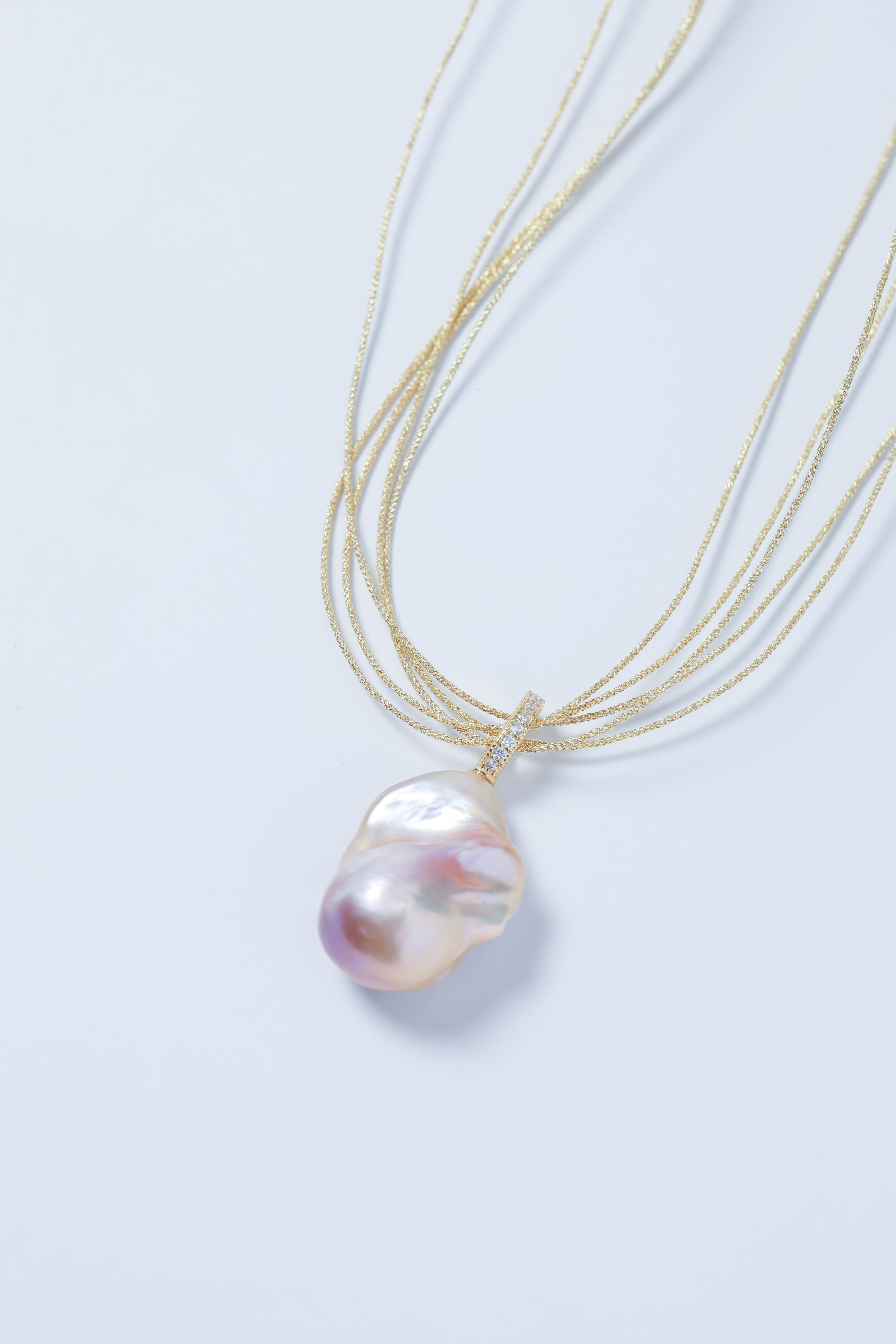 揺れる パール ペンダント 艶 テリ メタリックカラー 拡大