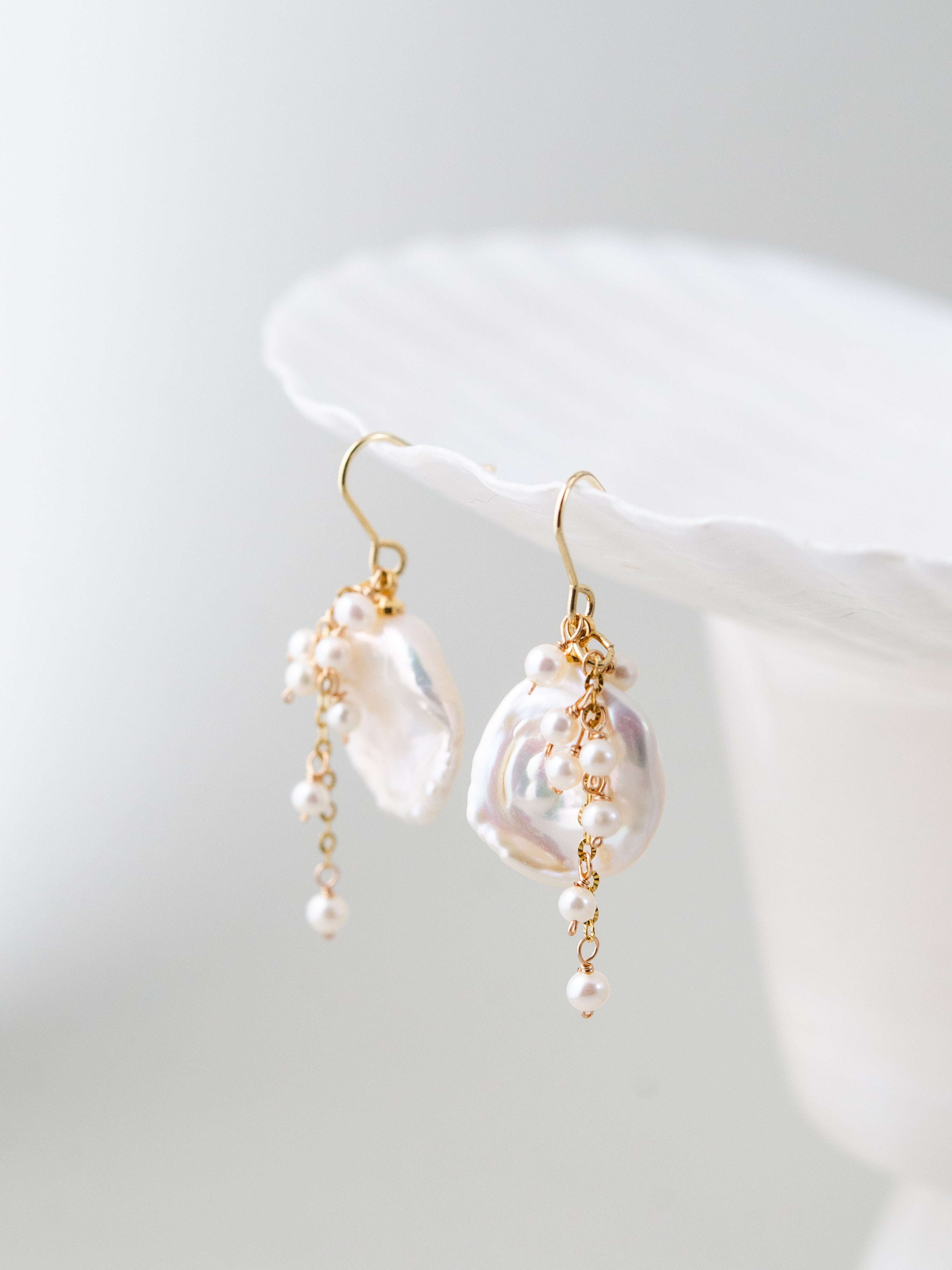 揺れる ペタルパール ピアス 吊り画像 オーロラ 輝き シードパール