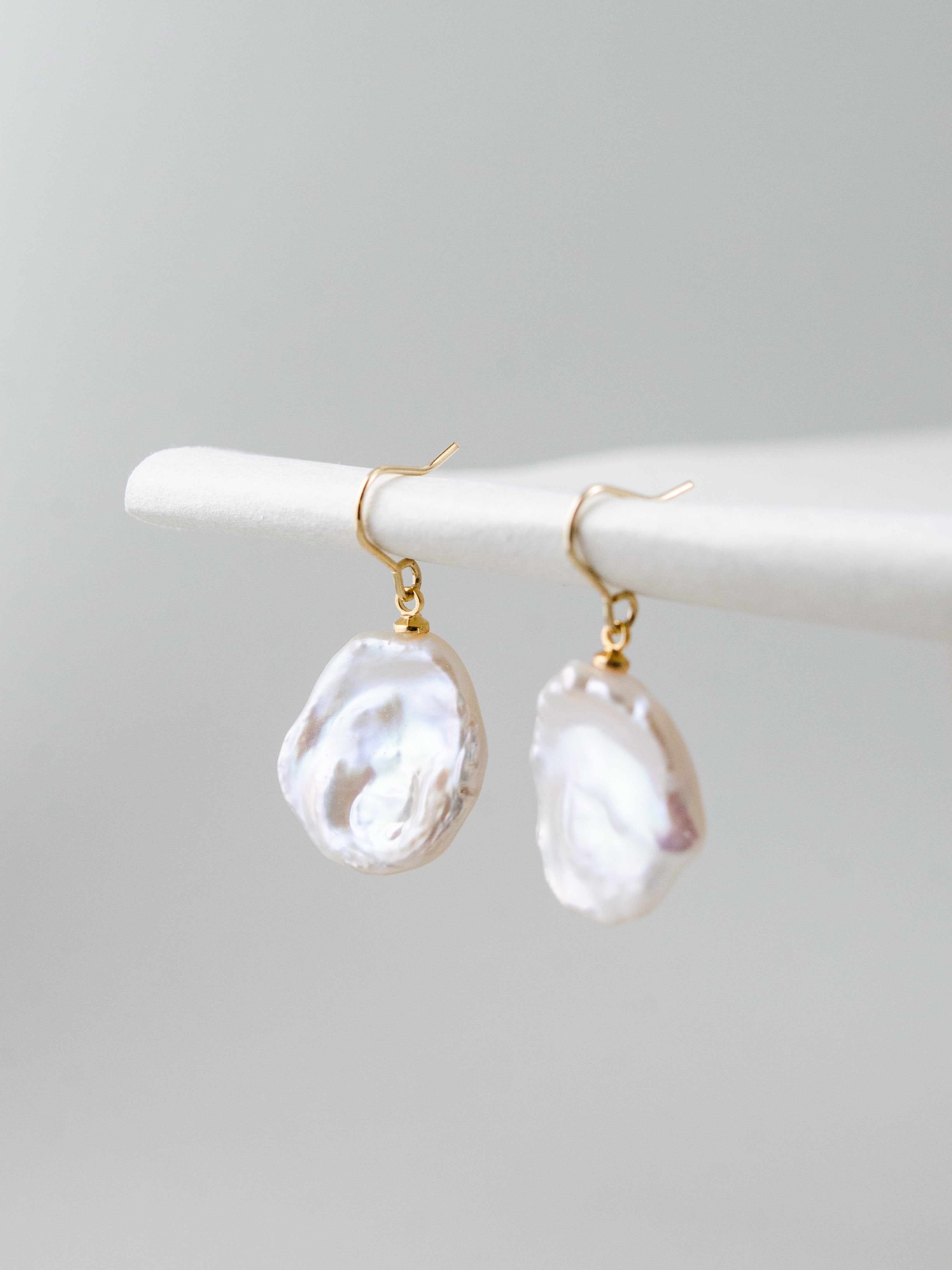 揺れる ペタルパール ピアス 吊り画像 側面 平らな真珠