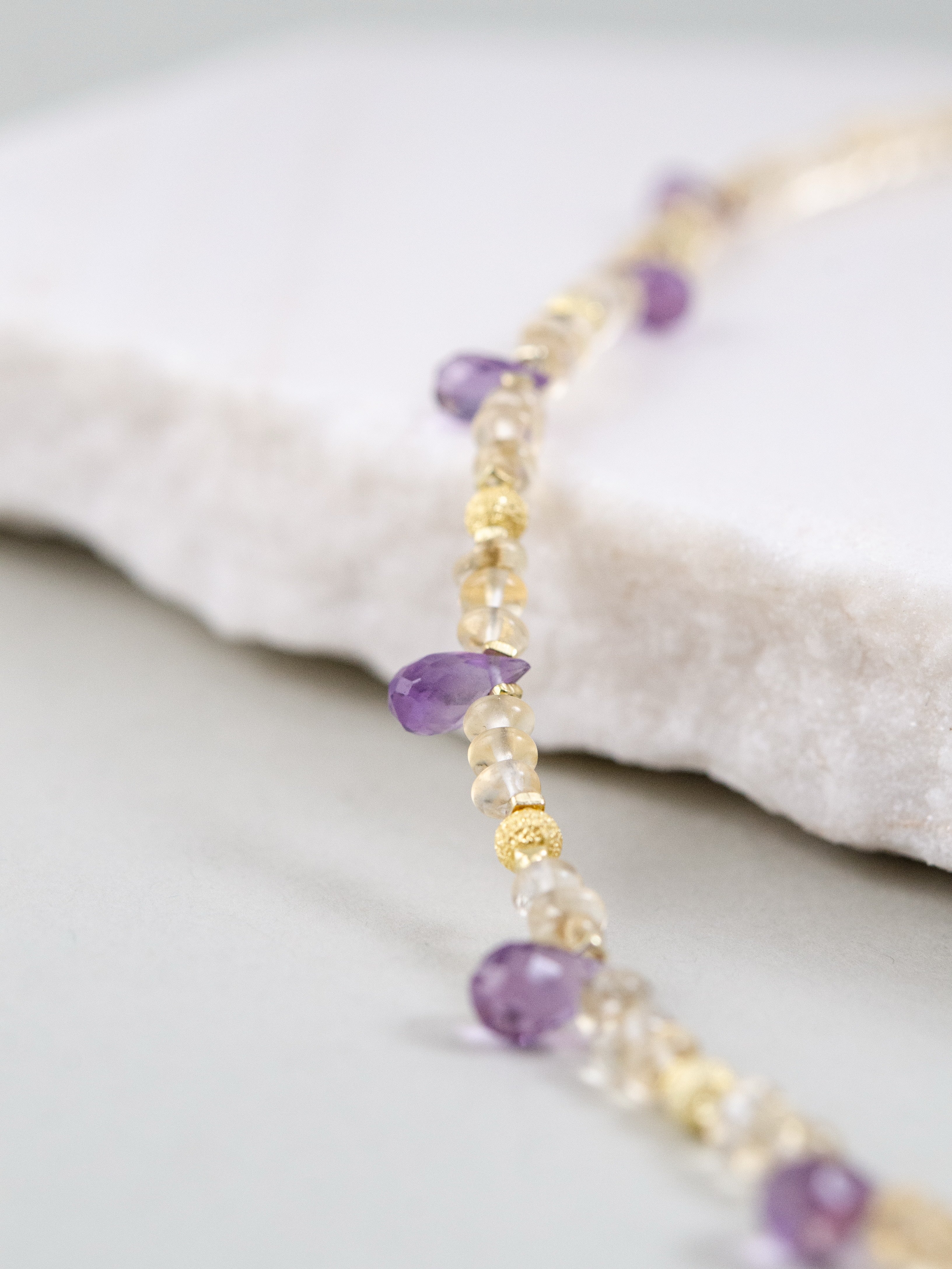 揺れる 紫の雫 詳細 天然石 輝き 透明感