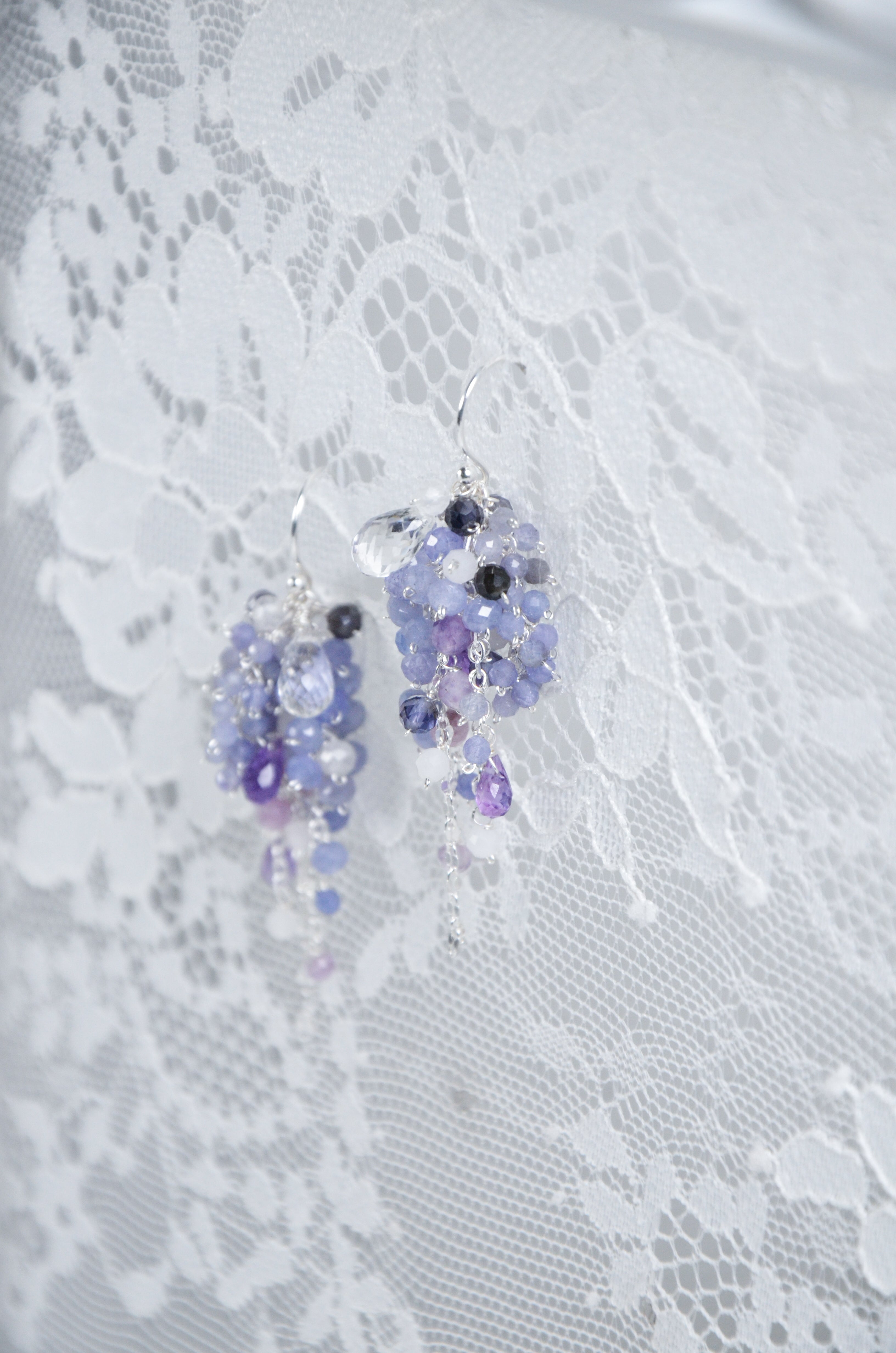 タンザナイト ピアス 白いレース背景 ロマンチックな雰囲気とエレガントな紫