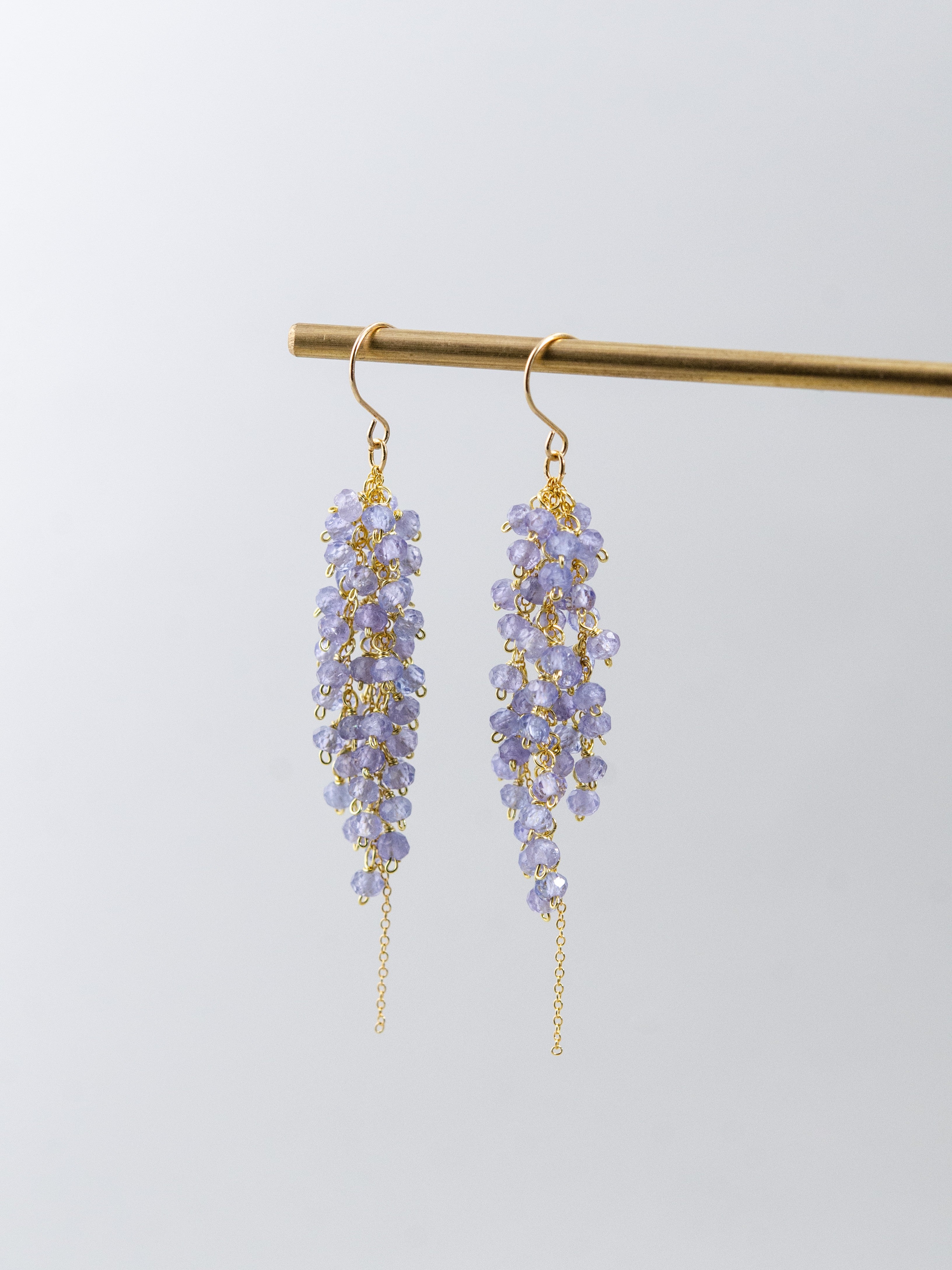 タンザナイト 揺れる ロングピアス 全体像 夜空のシャワー 12月誕生石