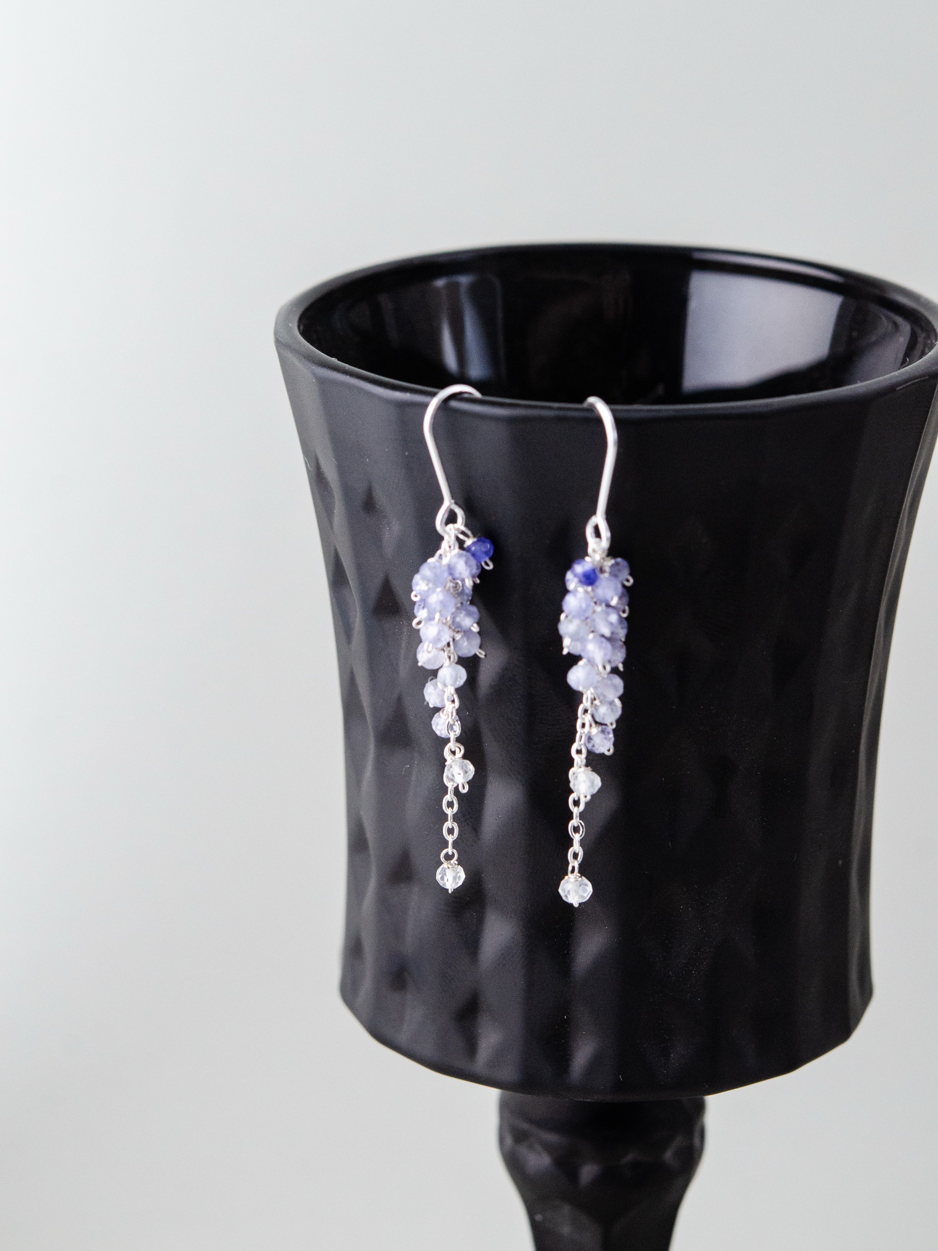 タンザナイト ピアス 黒い器のディスプレイ 夜空のような青紫の輝きとコントラスト