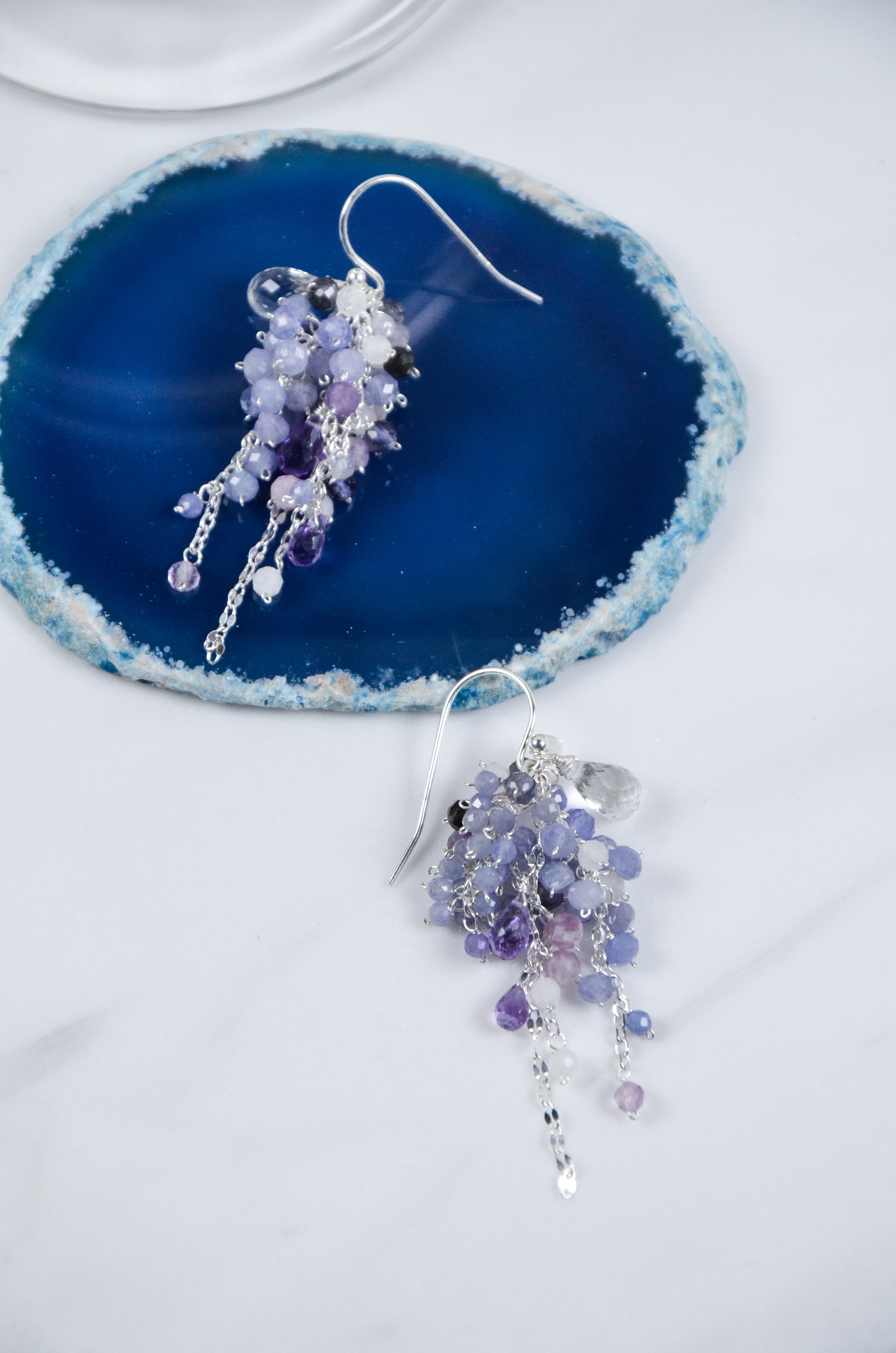 天然石ピアス ディスプレイ 青い瑪瑙（メノウ）と宵闇のブーケ 深い青紫の輝き