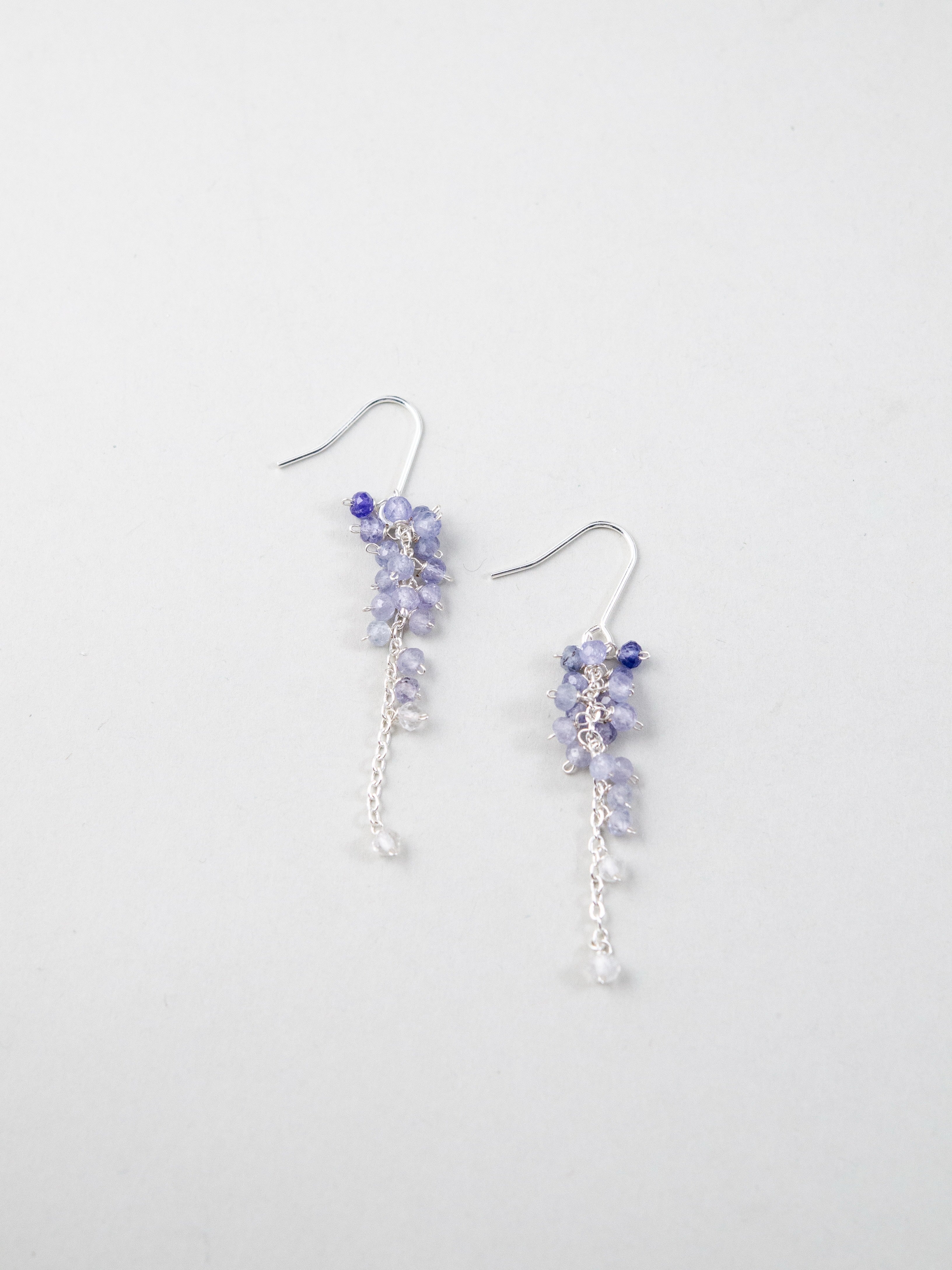 タンザナイト ピアス 平置き 繊細な房状デザインとシルバーフック