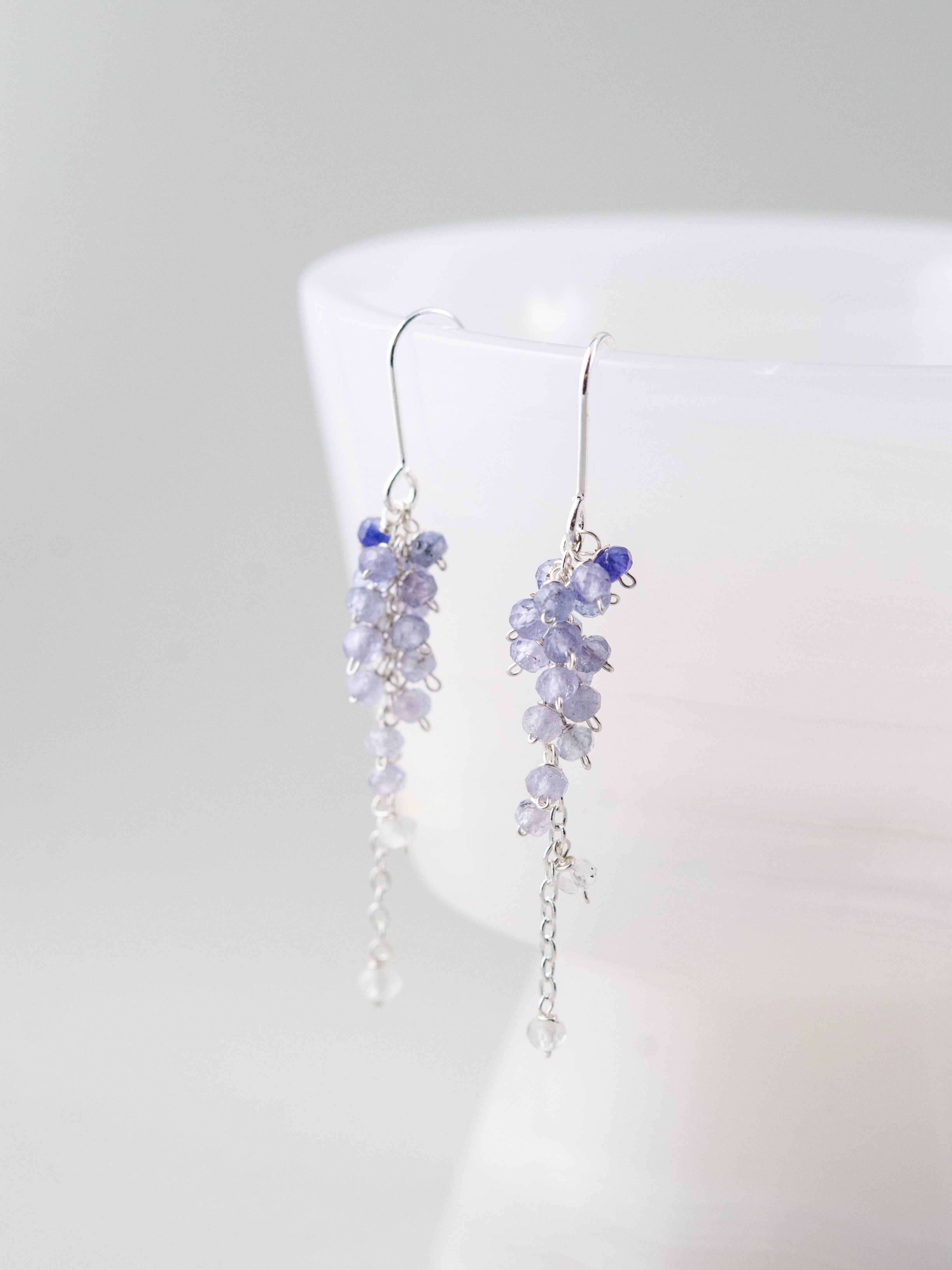 12月誕生石 タンザナイト ピアス 白い器に揺れるヴァイオレットの房