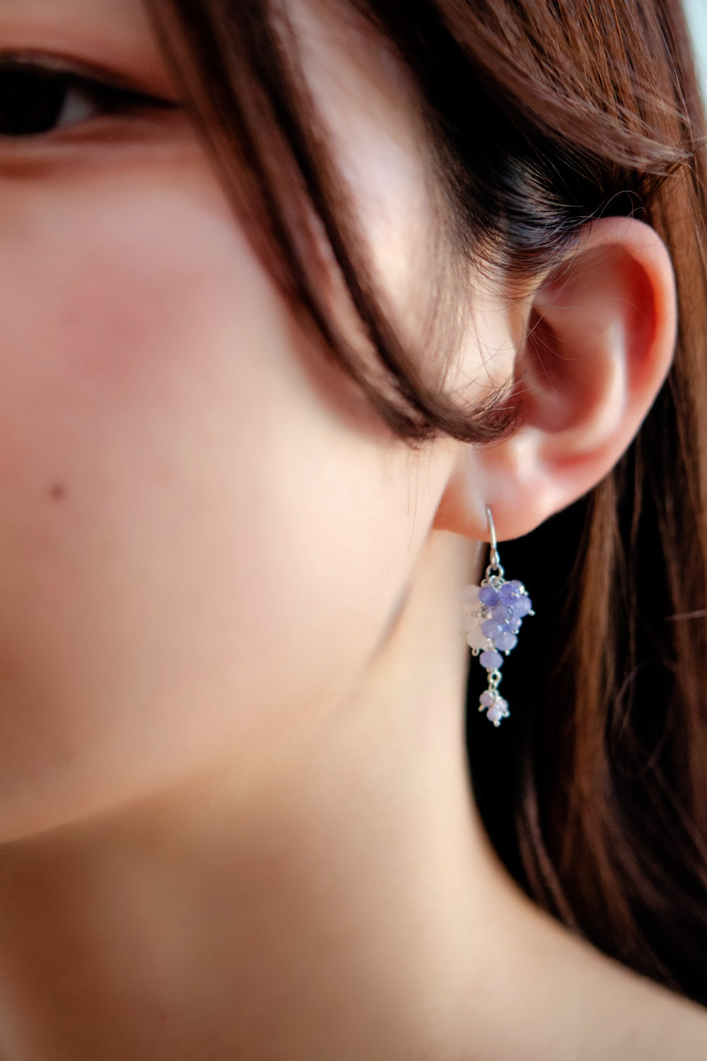 タンザナイト ピアス 着用画像 横顔 アップ 上品な紫 14kgf