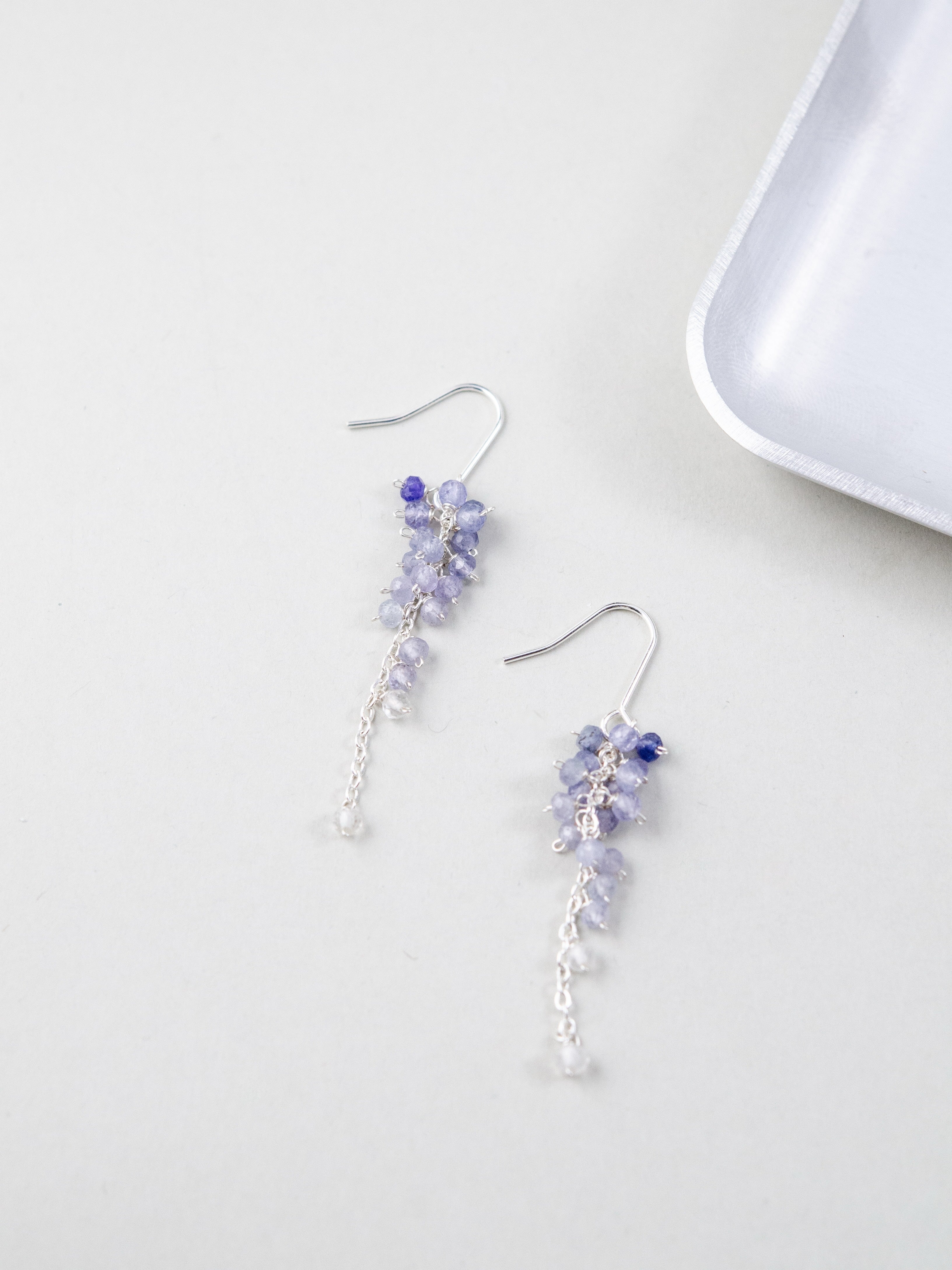 SV925製フックとタンザナイト ピアス 素材とデザインのアップ 白背景