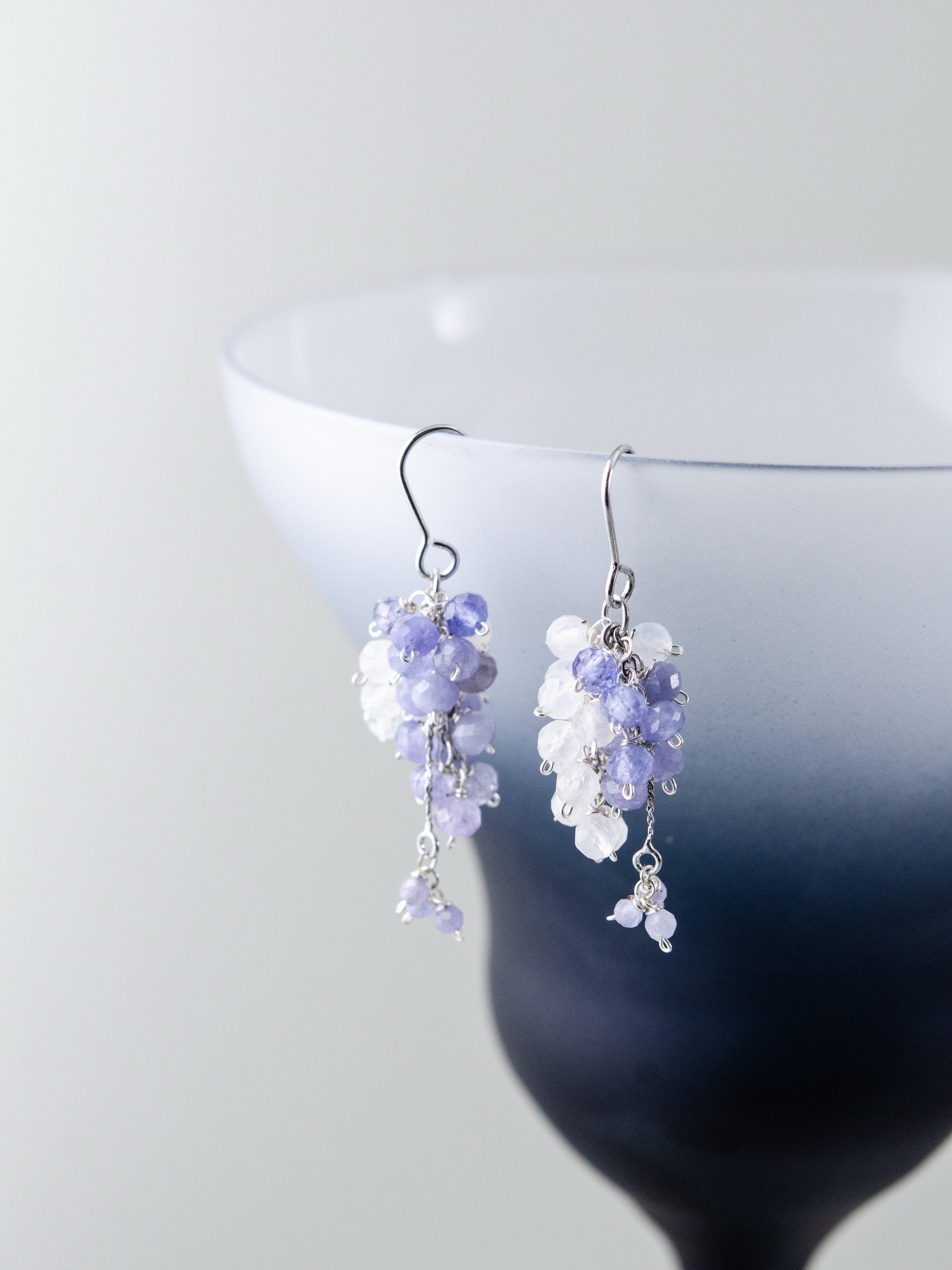 タンザナイト & ムーンストーン 揺れる ピアス 藤の花のような気品 12月・6月誕生石