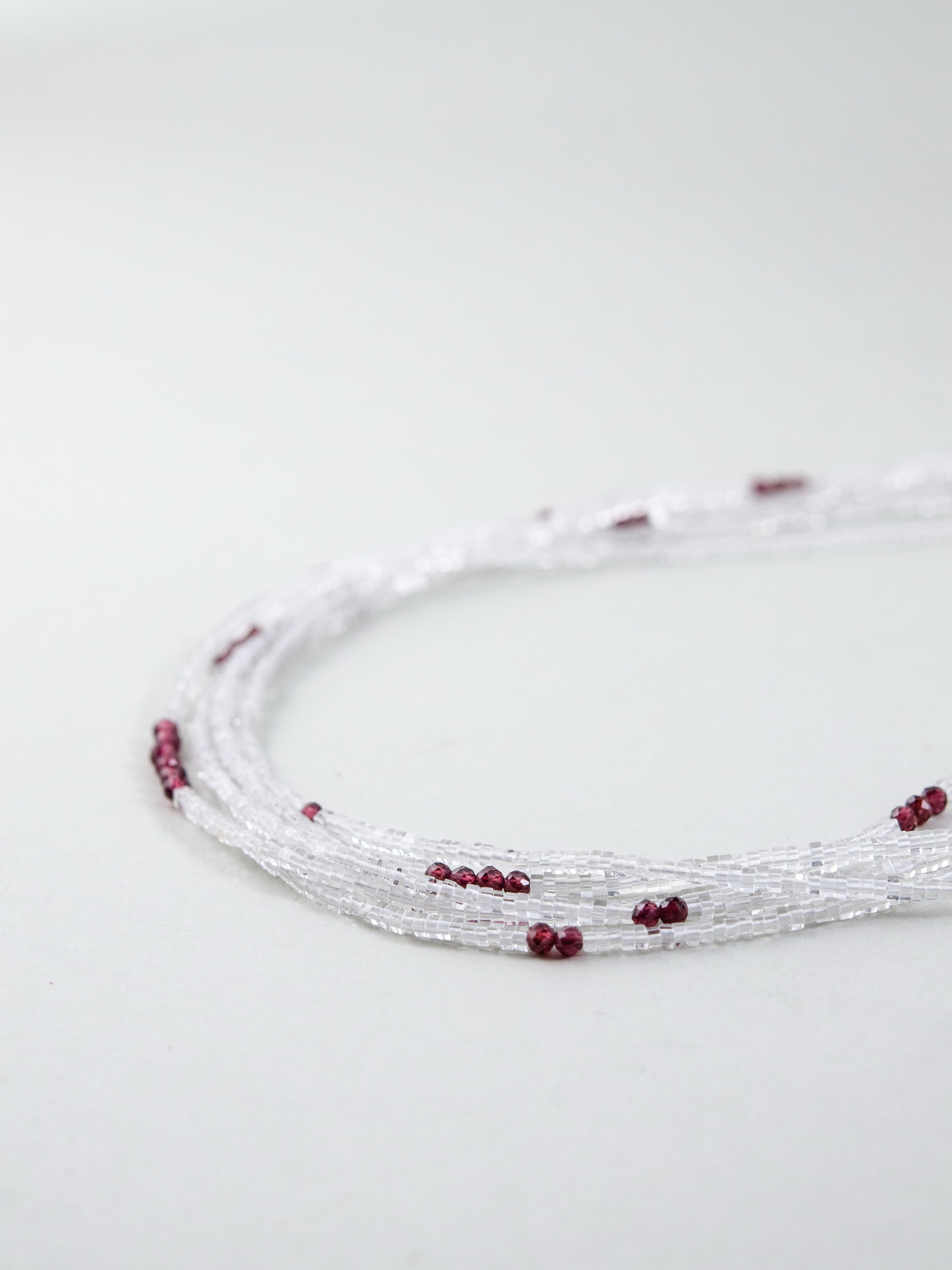 小粒 ビーズ ネックレス 詳細 赤と白 コントラスト