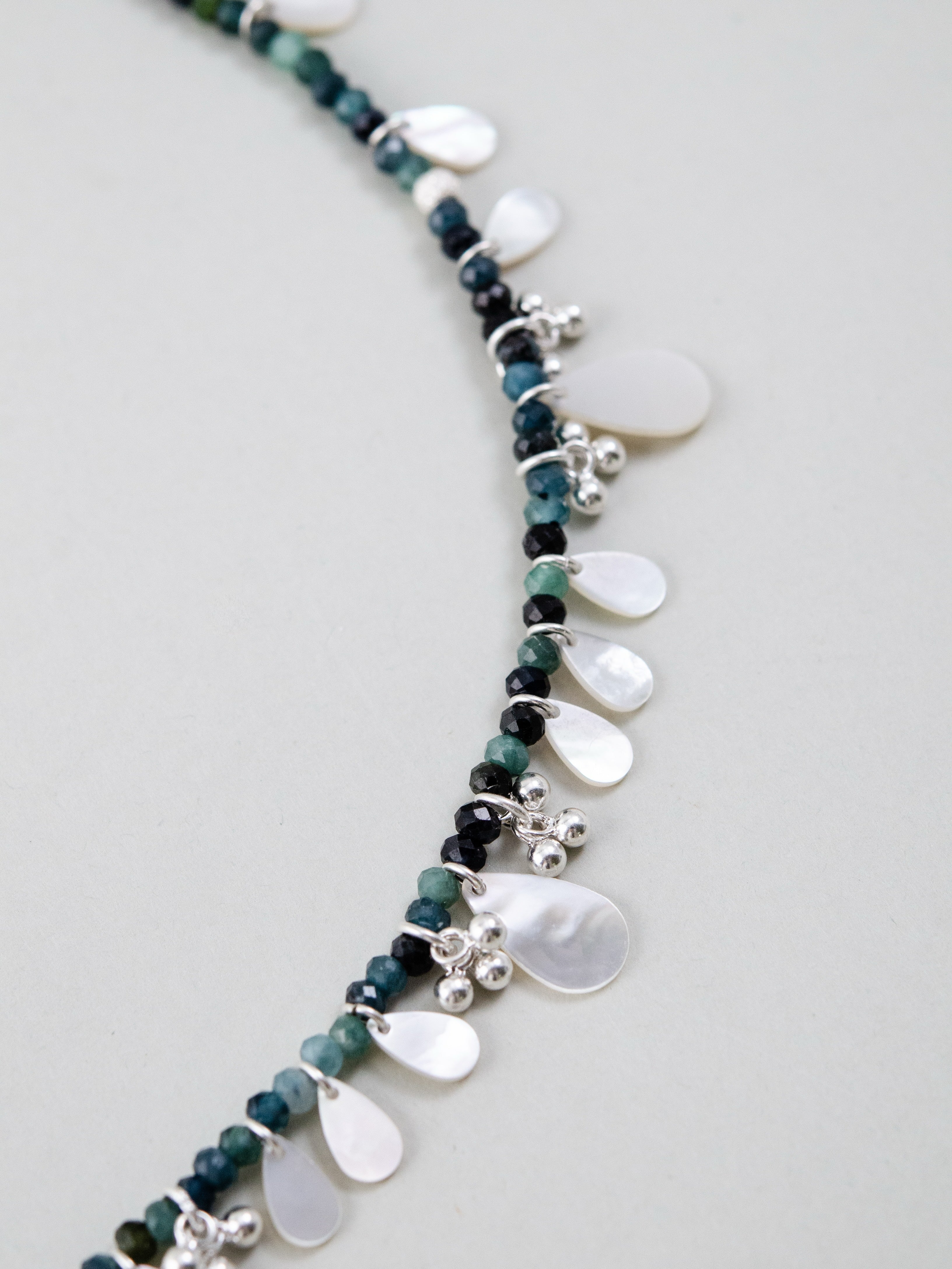 トルマリンとシェルの配置バランス詳細 深緑の天然石