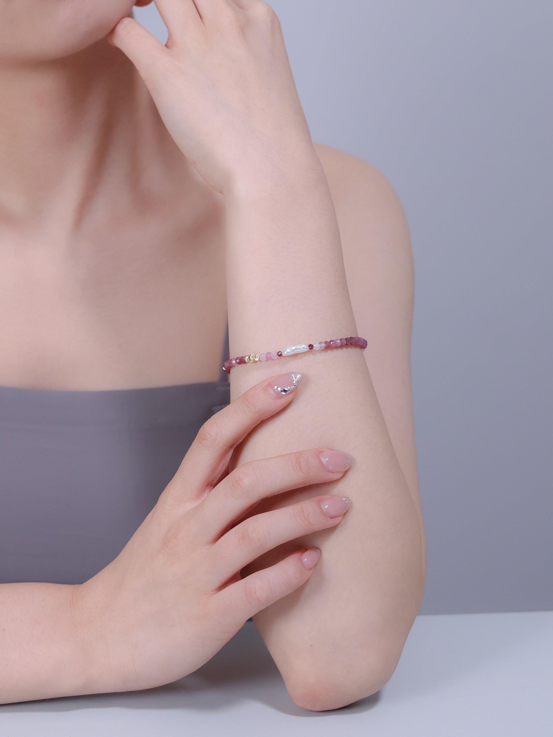 トルマリン ブレスレット 着用画像 手元 グレーのドレス エレガント