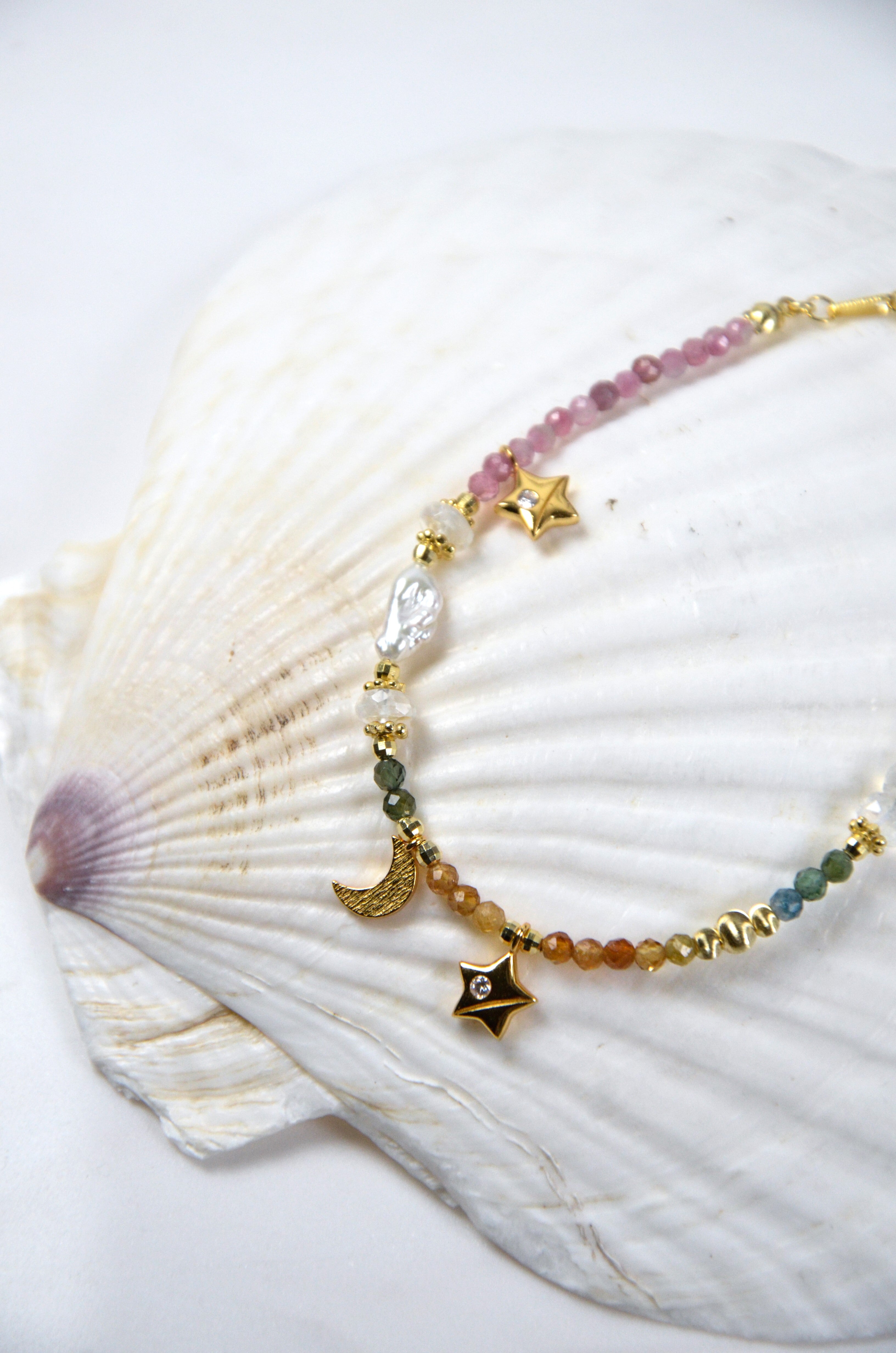 トルマリン ムーンストーン ブレスレット シェルを使ったスタイリング ゴールドチャーム詳細