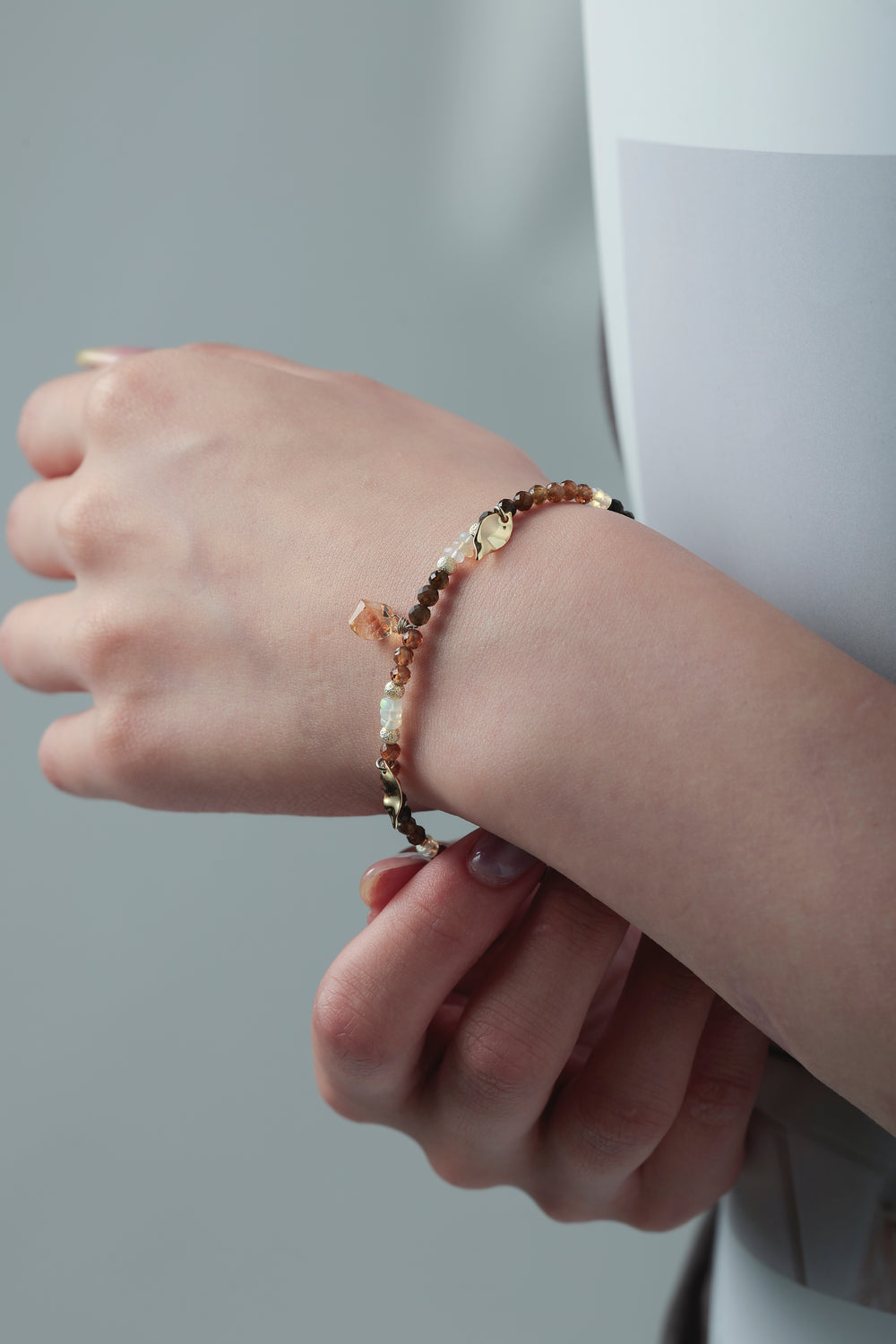 天然石ブレスレット着用 手首 木漏れ日のような温かい色彩とゴールドの輝き