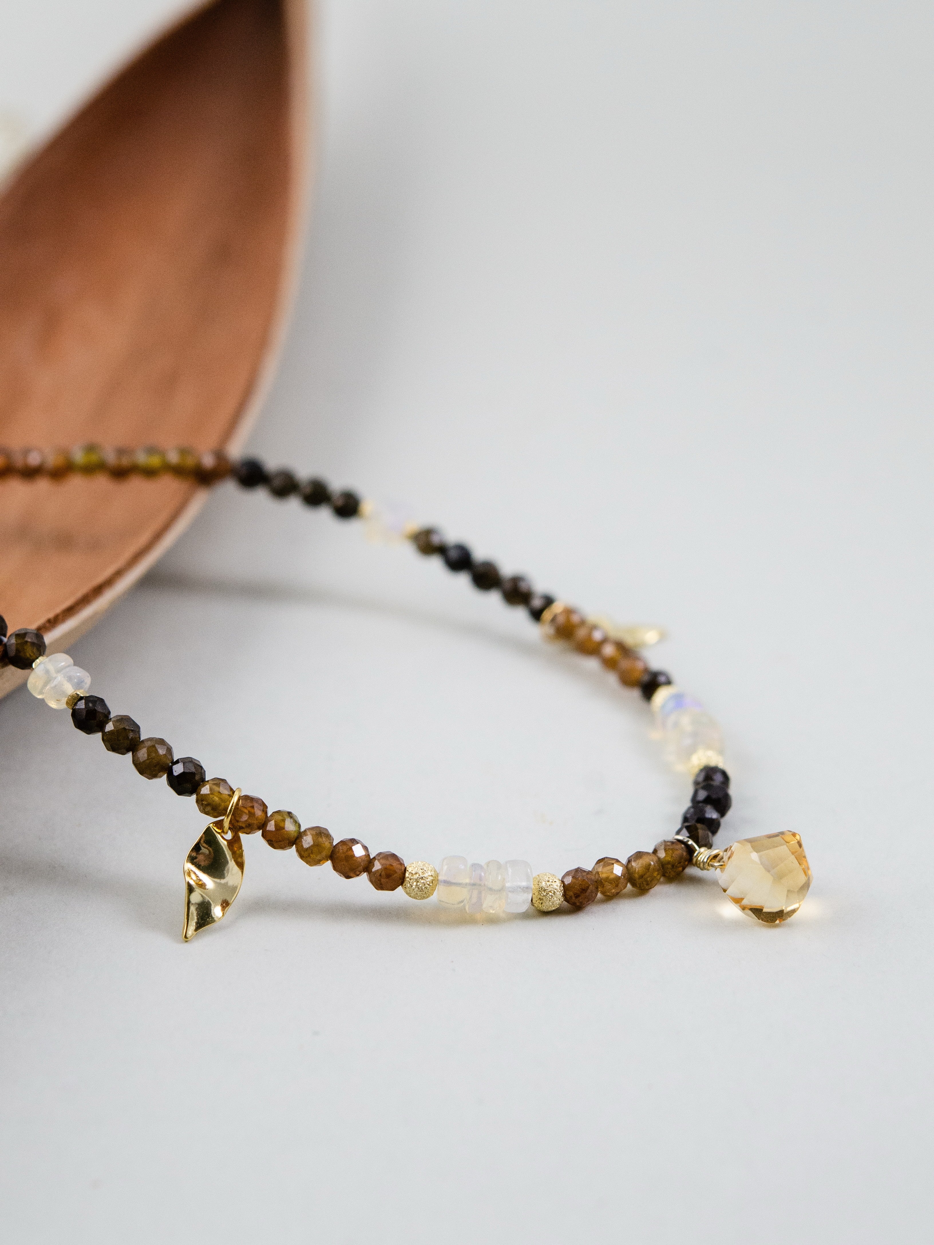 実りの森 ネックレス 木製プレート上のディスプレイ 温かみのある雰囲気