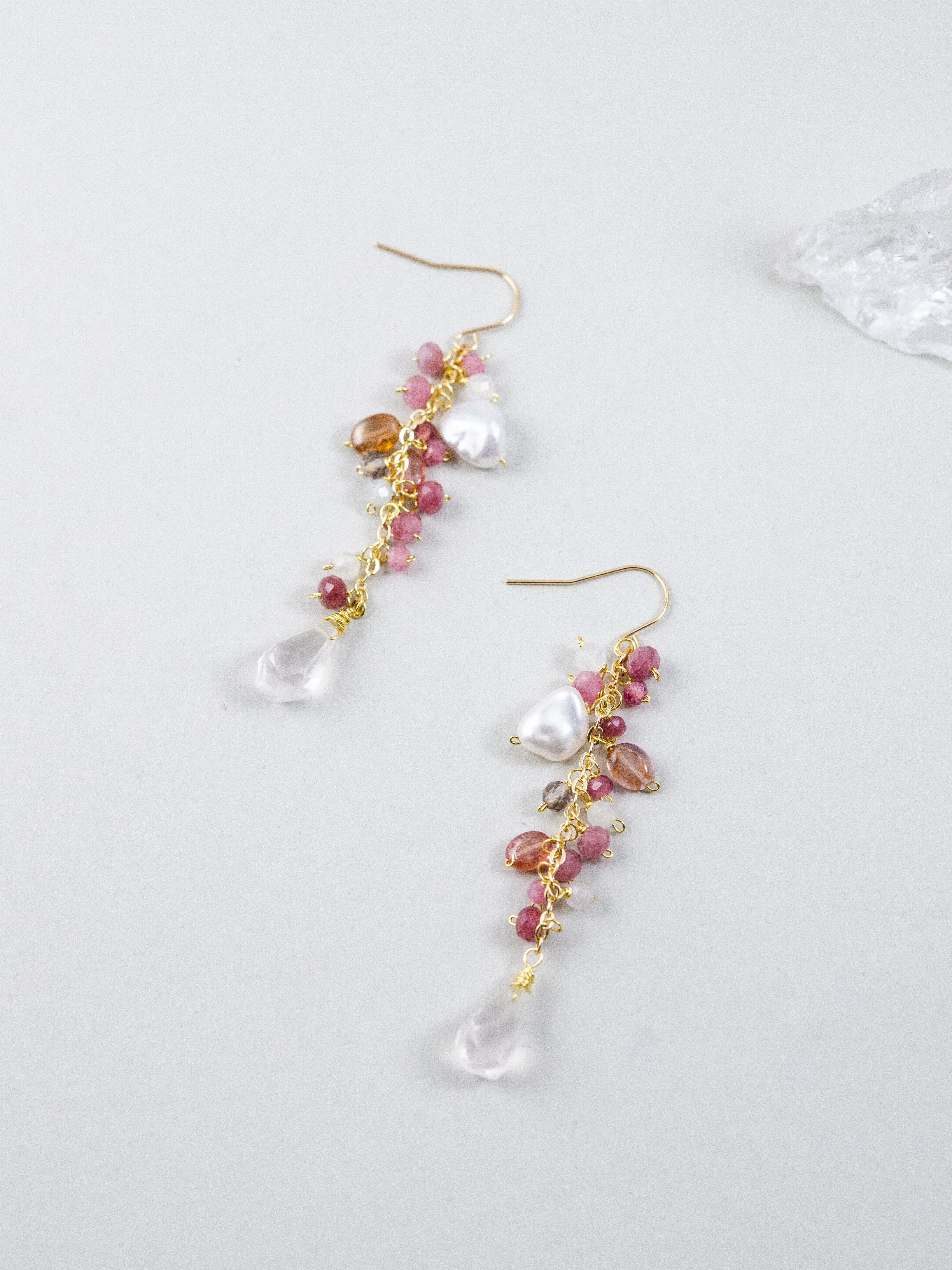 揺れるクリスタルの雫とトルマリン ピアス 斜め配置 詳細画像