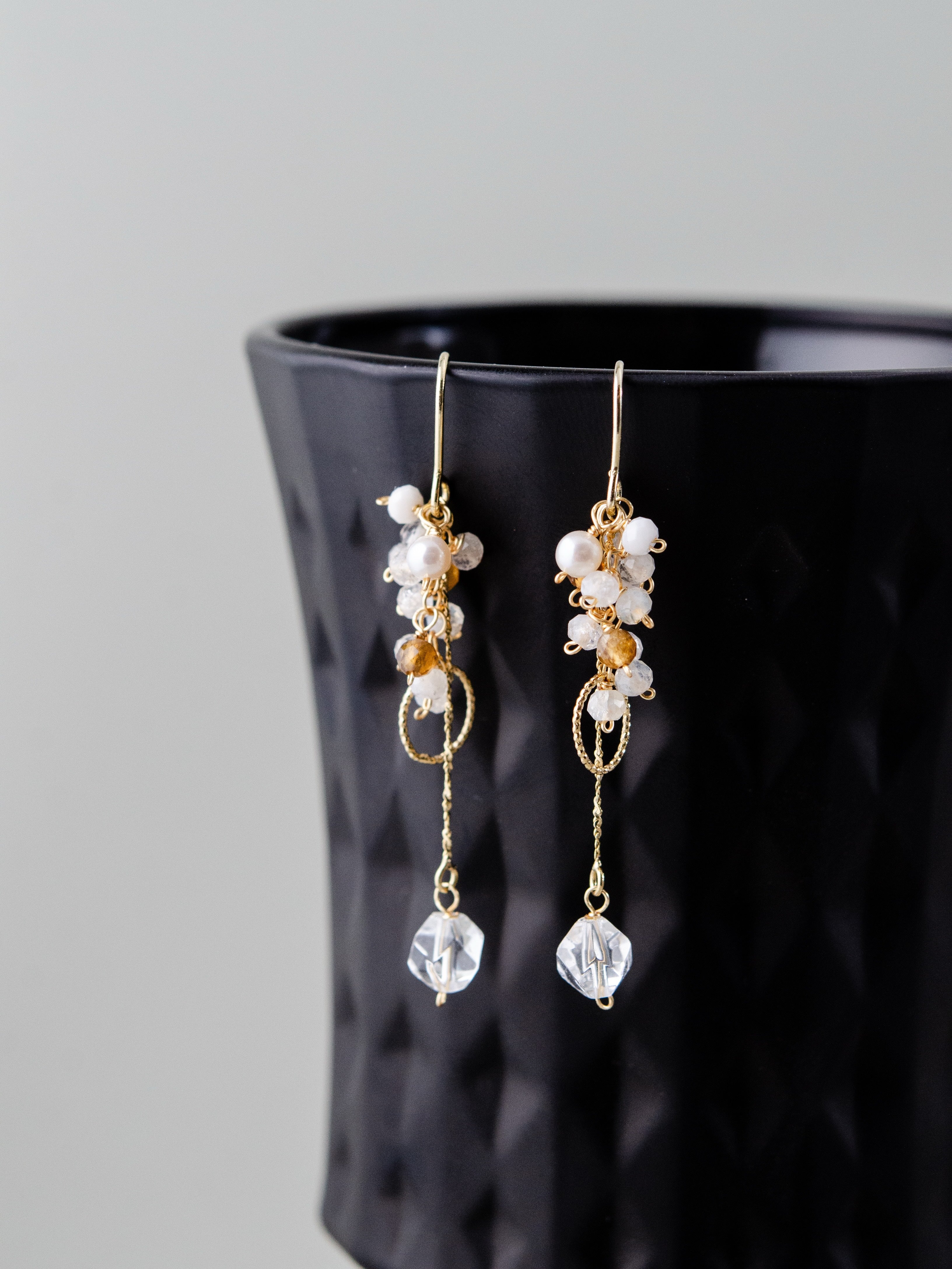 天然石トルマリン ピアス 黒背景のディスプレイ シャンパンゴールドのコントラスト