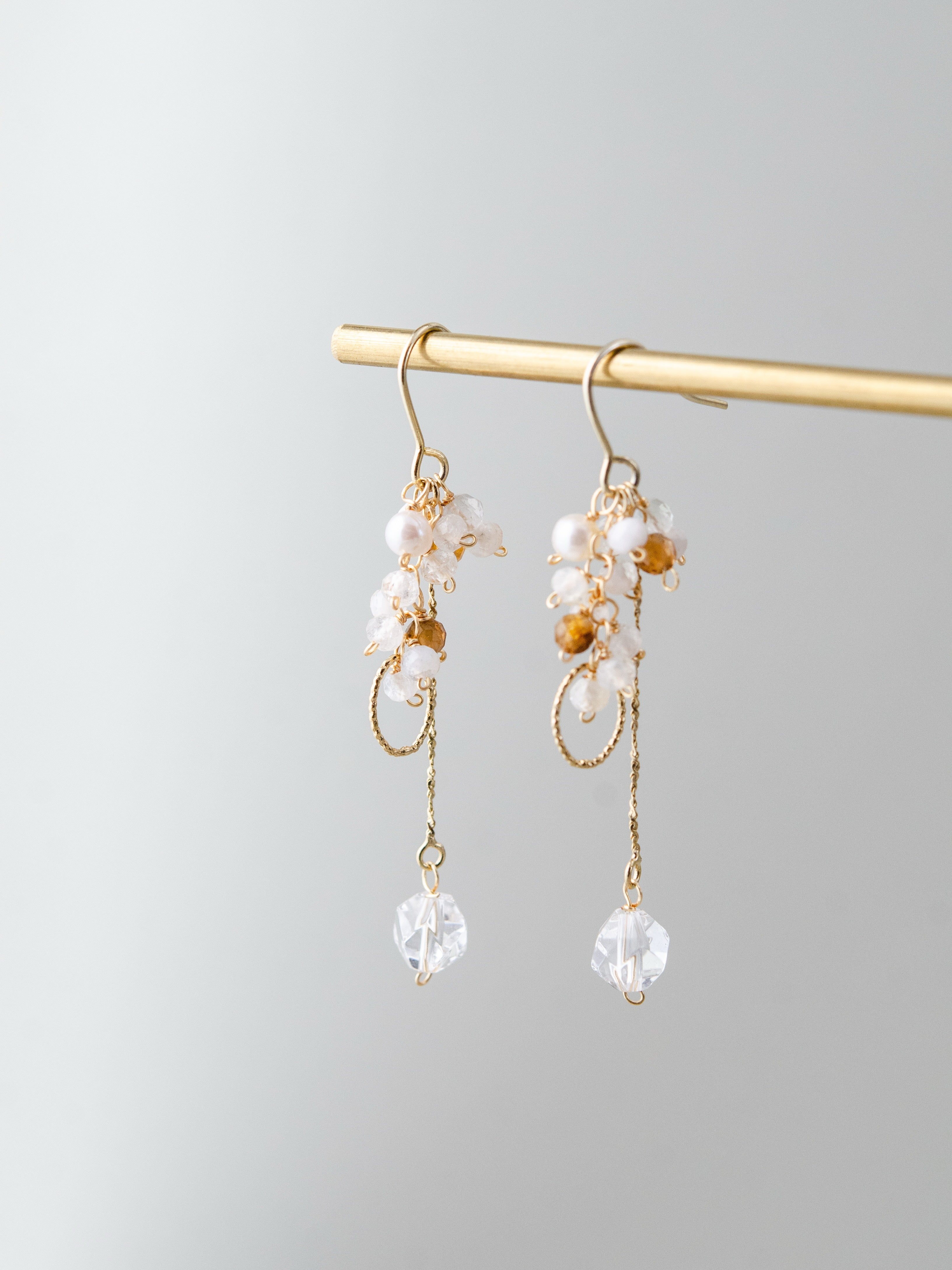 トルマリン ピアス 木漏れ日のシャンパン メイン画像 透き通る琥珀色と光の粒