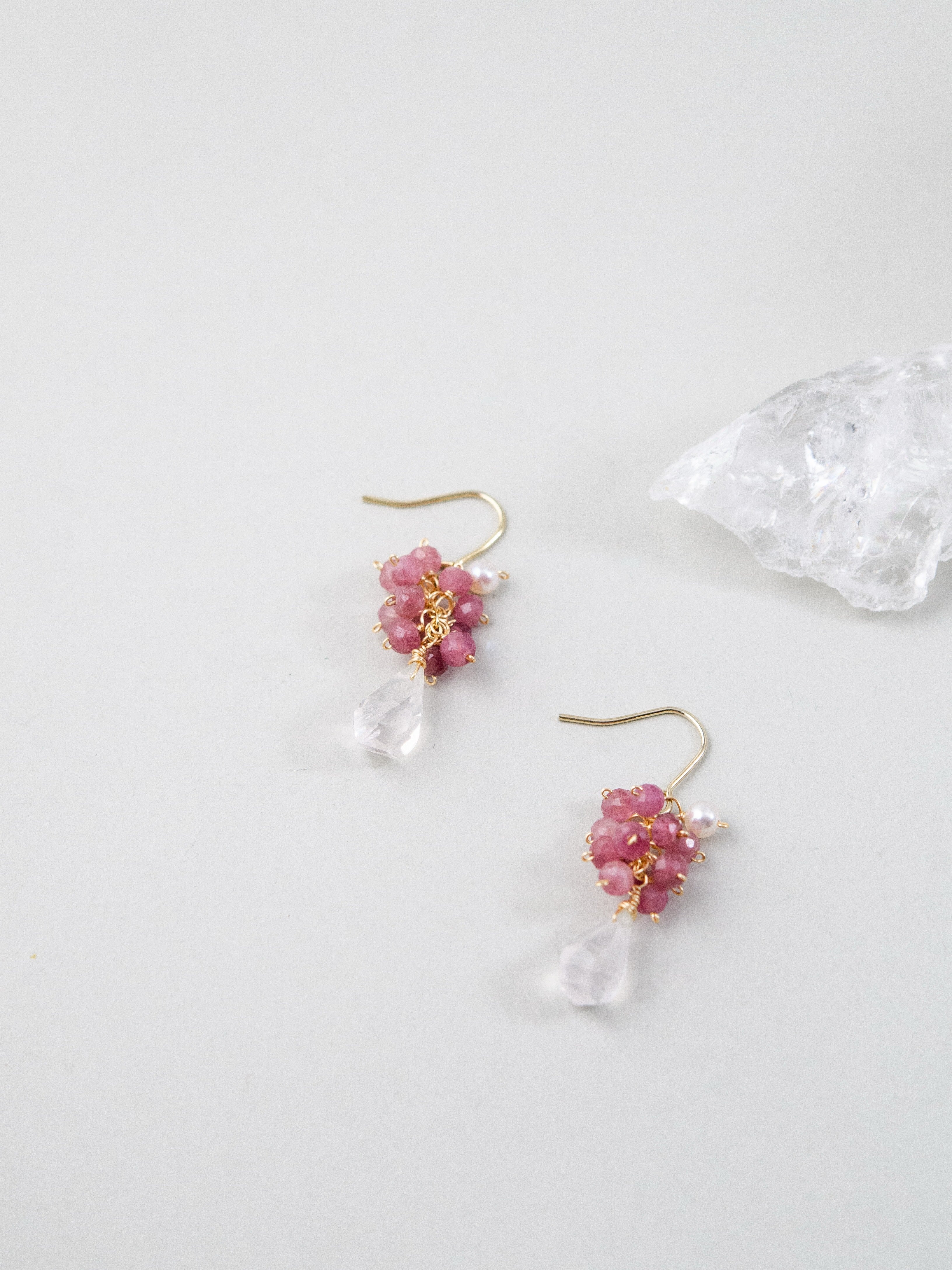 天然石ピアス スタイリング クリスタルとピンクのグラデーション