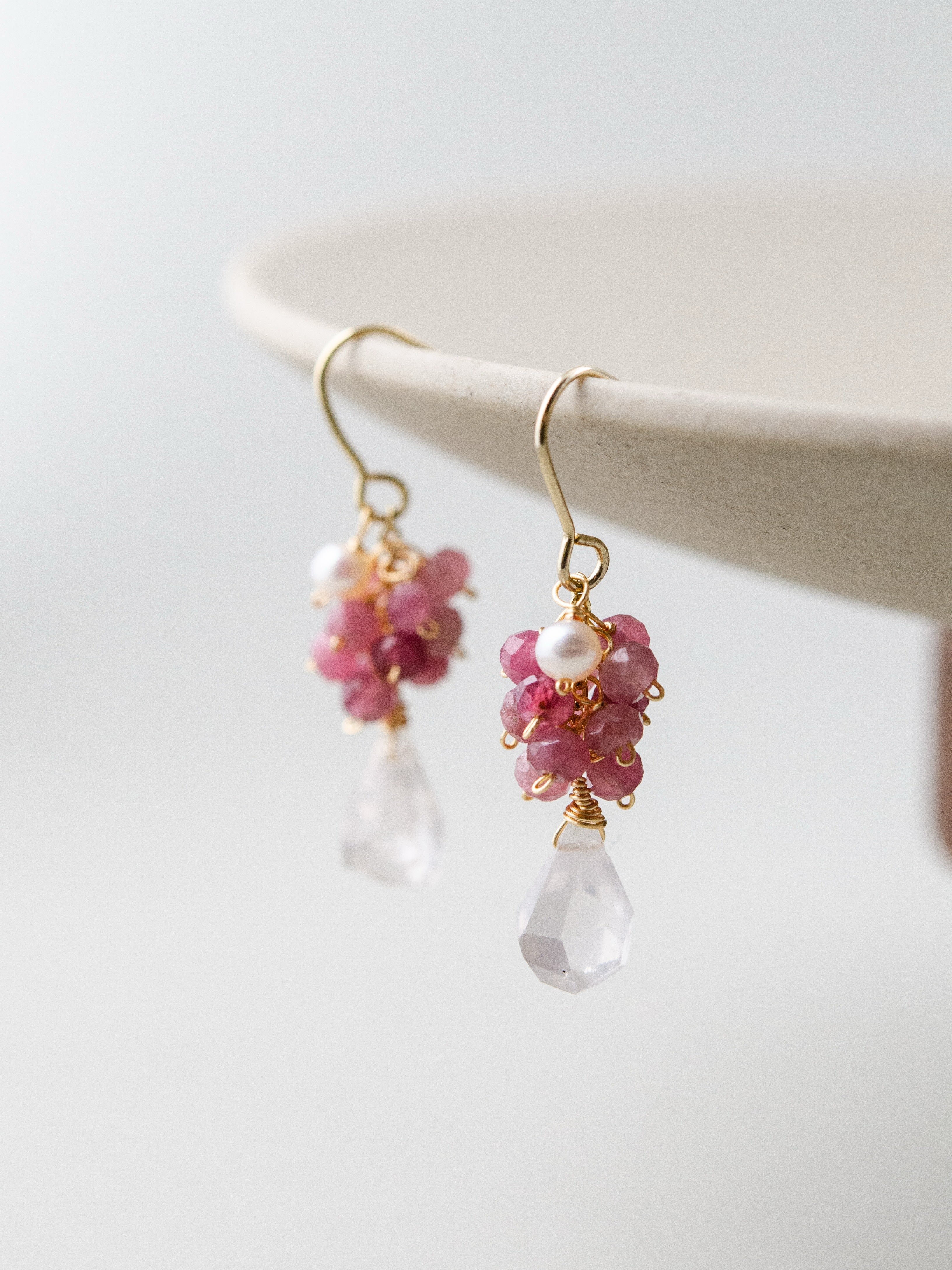 揺れる雫 ピアス 詳細画像 ピンクの天然石房デザイン