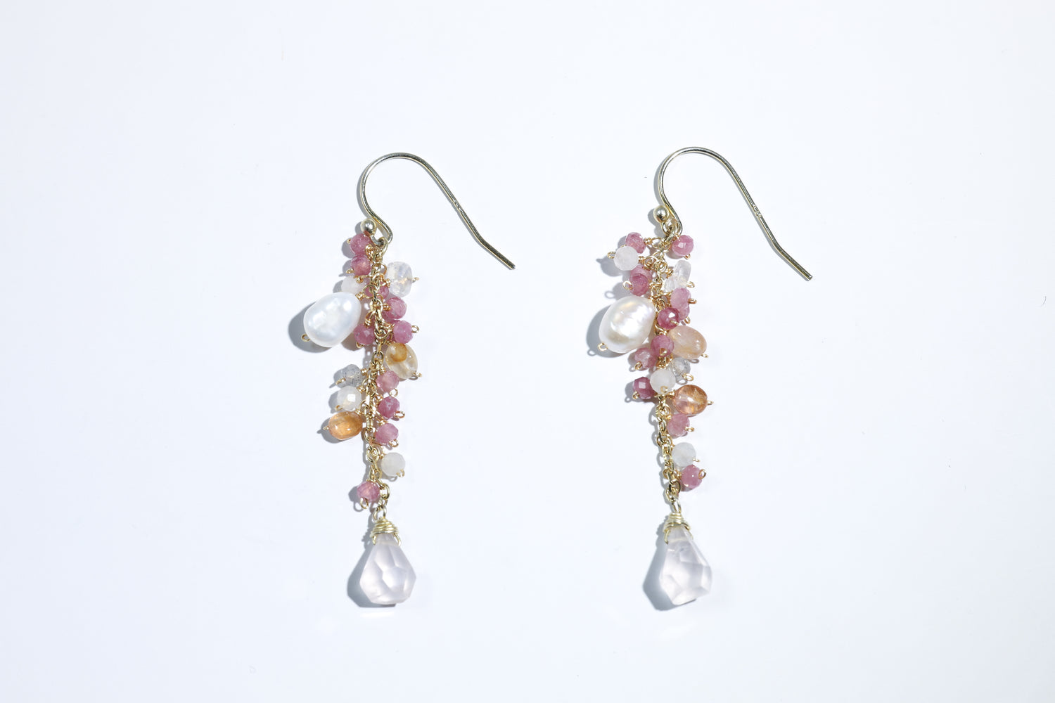 10月誕生石 ピアス 平置き詳細 トルマリンとクリスタルの房状デザイン