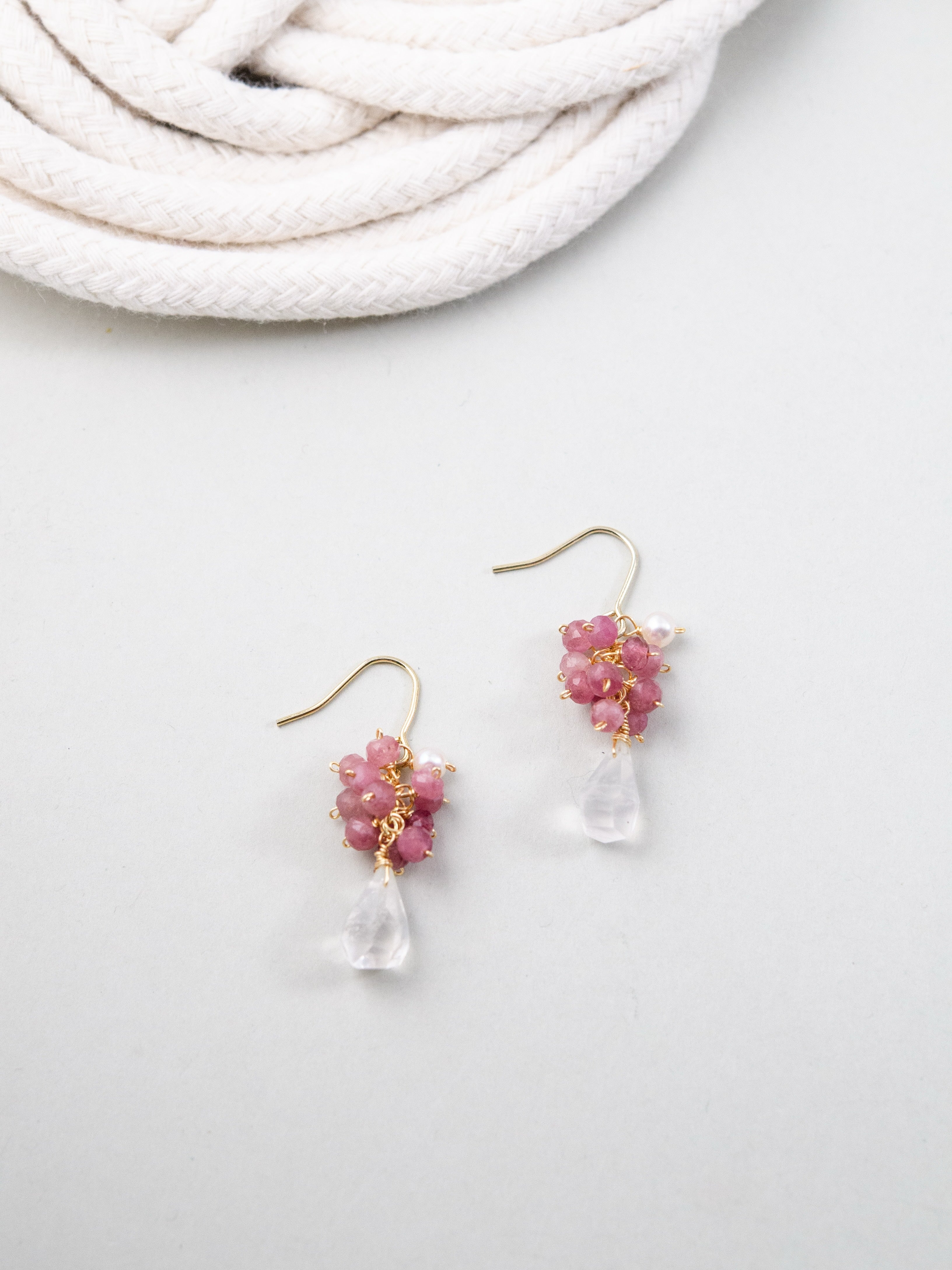 トルマリン ローズクォーツ ピアス ロープを使ったディスプレイ ナチュラルな愛らしさ