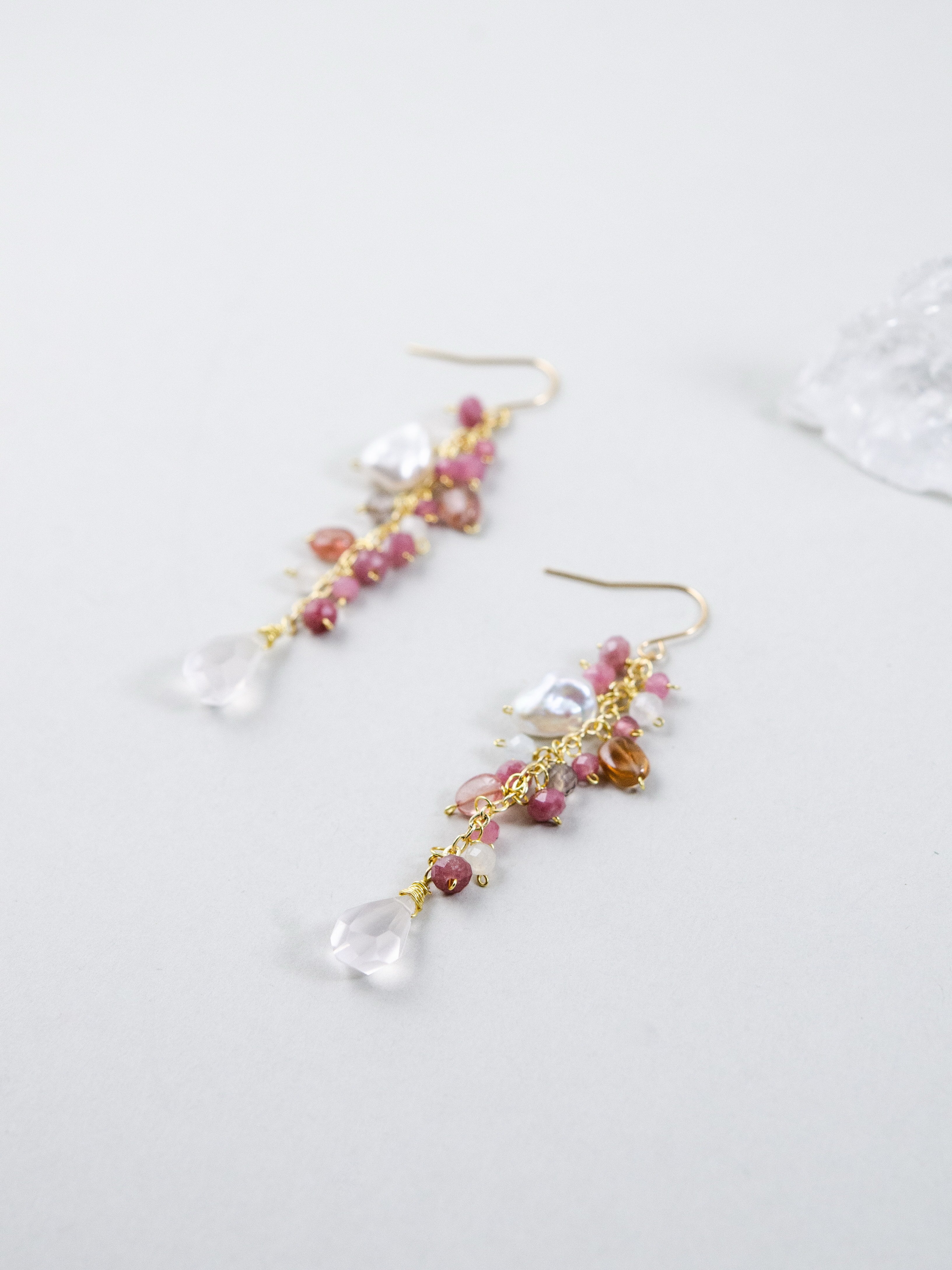 天然石ピアス ディスプレイ 原石のそばで輝く琥珀色のトルマリン