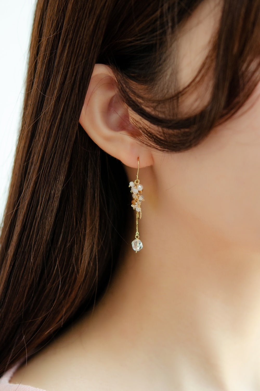 10月誕生石 トルマリン ピアス着用 耳元 揺れるツイストデザイン