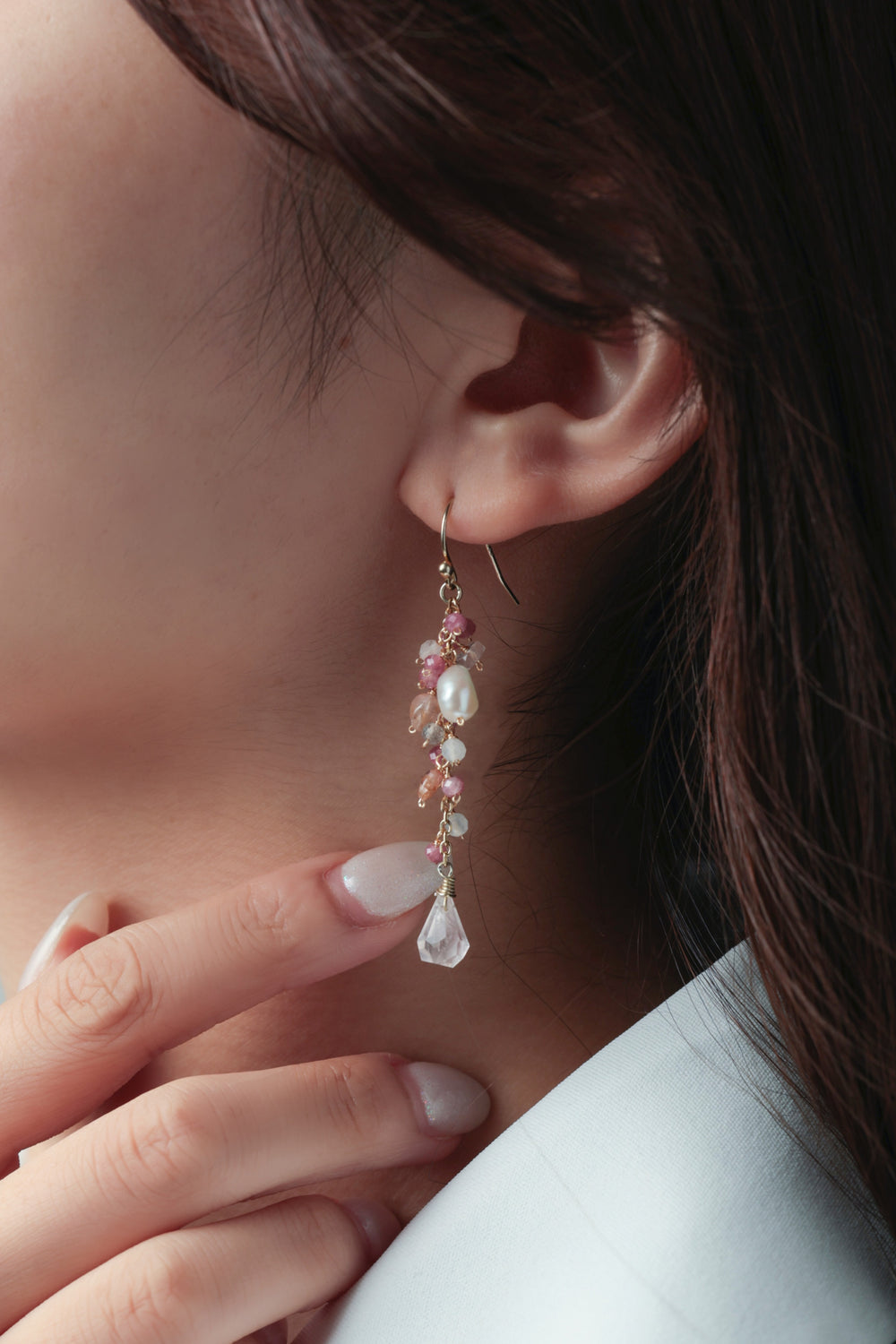 シャンパンカラーのピアス着用 手を添えて 大人っぽい安らぎの表情