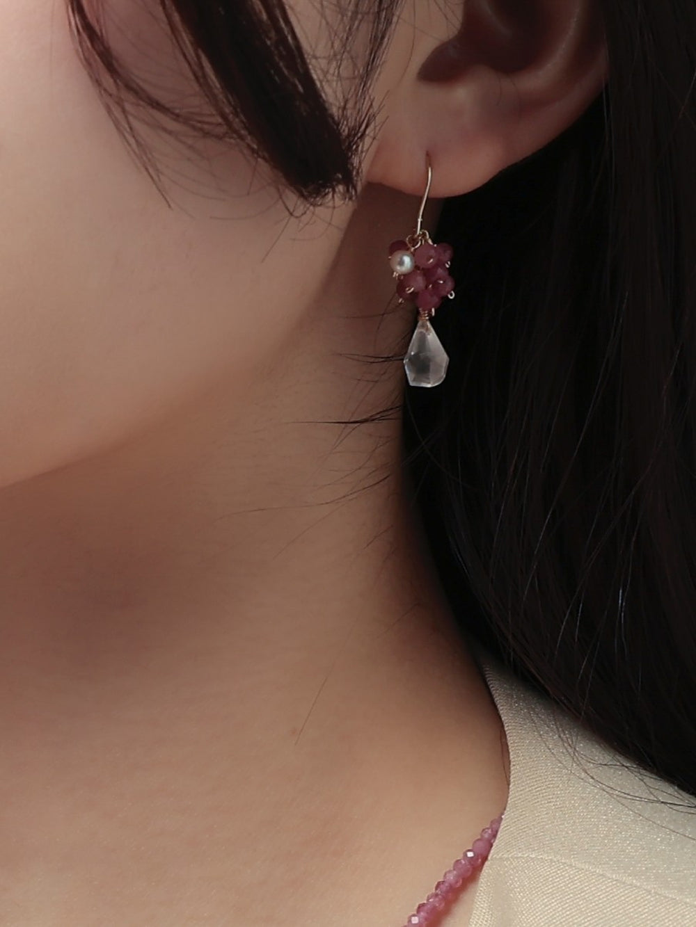 愛の蕾 ピアス着用 首元のライン ロマンチックな雰囲気