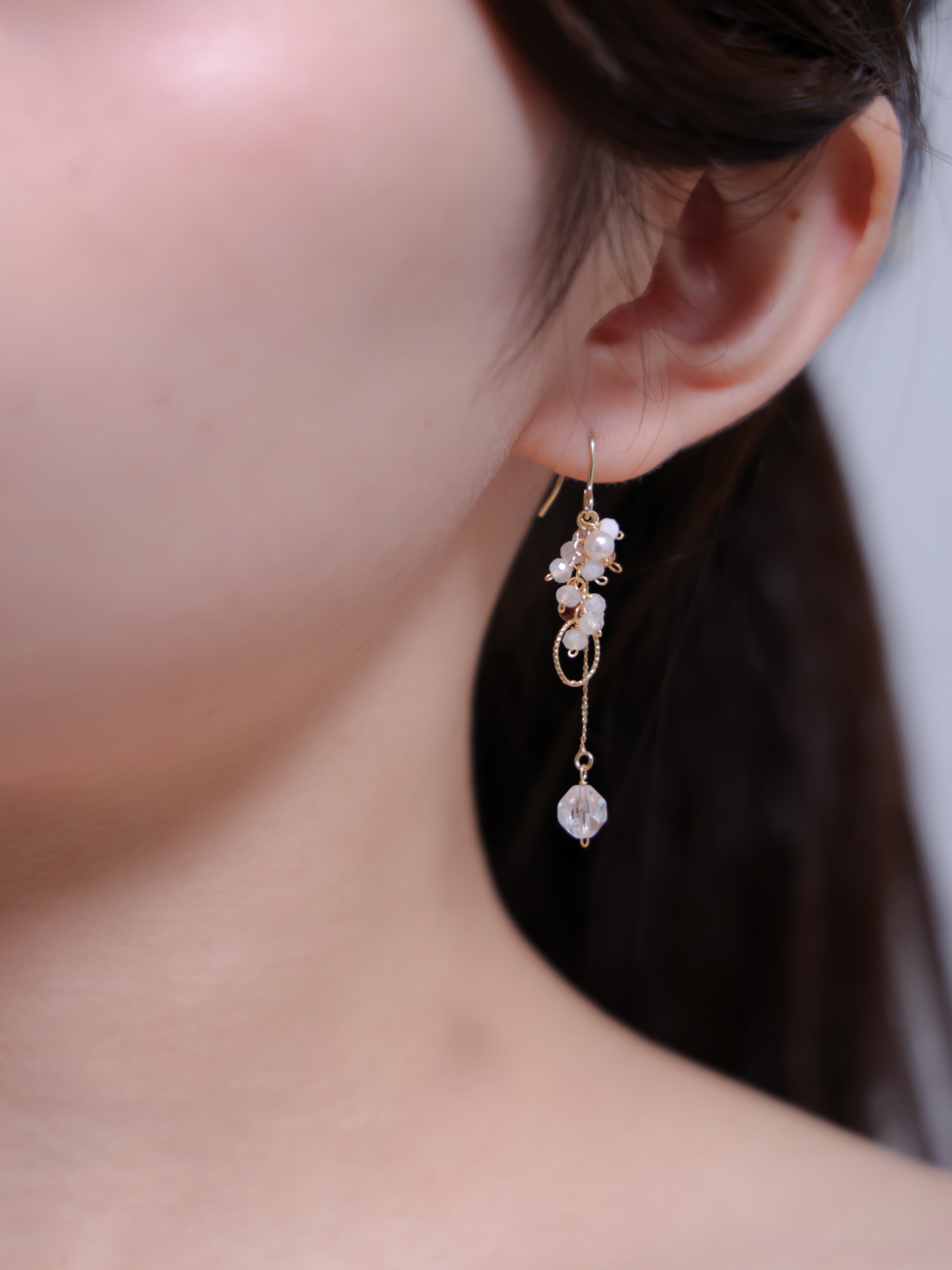 トルマリン ピアス着用 首元のライン シックな大人のアクセサリー