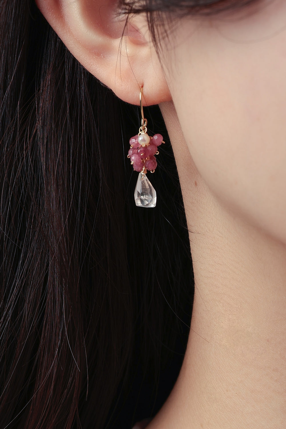 トルマリン ピアス着用 横顔 愛の蕾のようなピンクの天然石