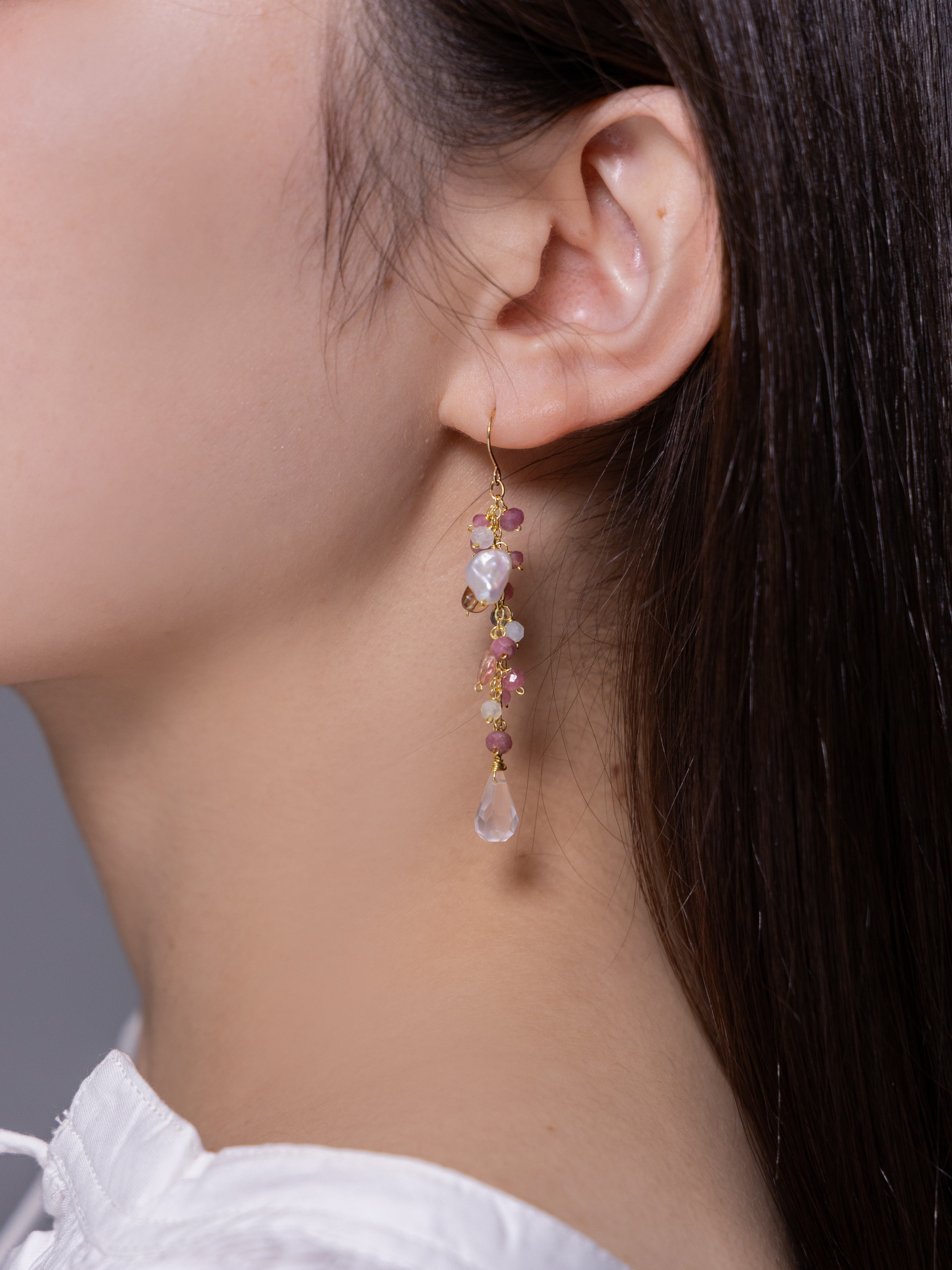 トルマリン ピアス着用 横顔 琥珀色とピンクのグラデーション 14kgf