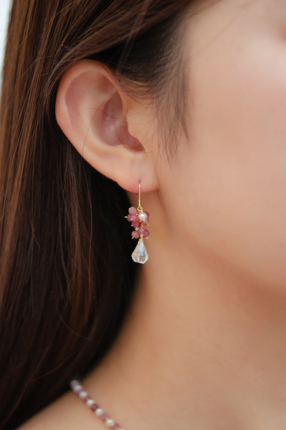 トルマリン ピアス着用 横顔 自然光と天然石の輝き