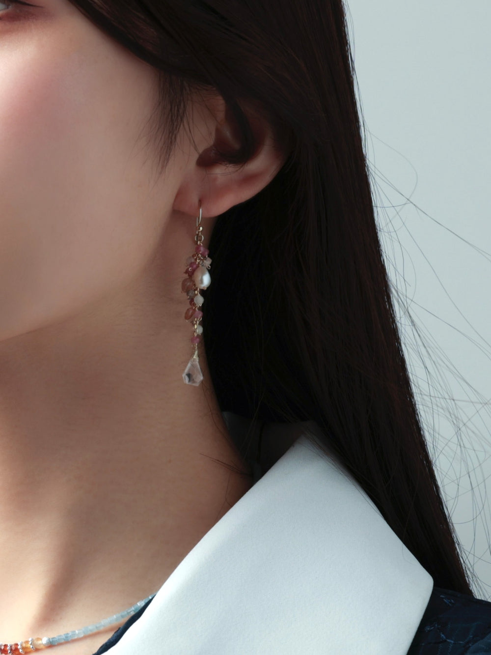 トルマリン & クリスタル ピアス着用 白シャツコーデ 上品な揺れ感と透明感