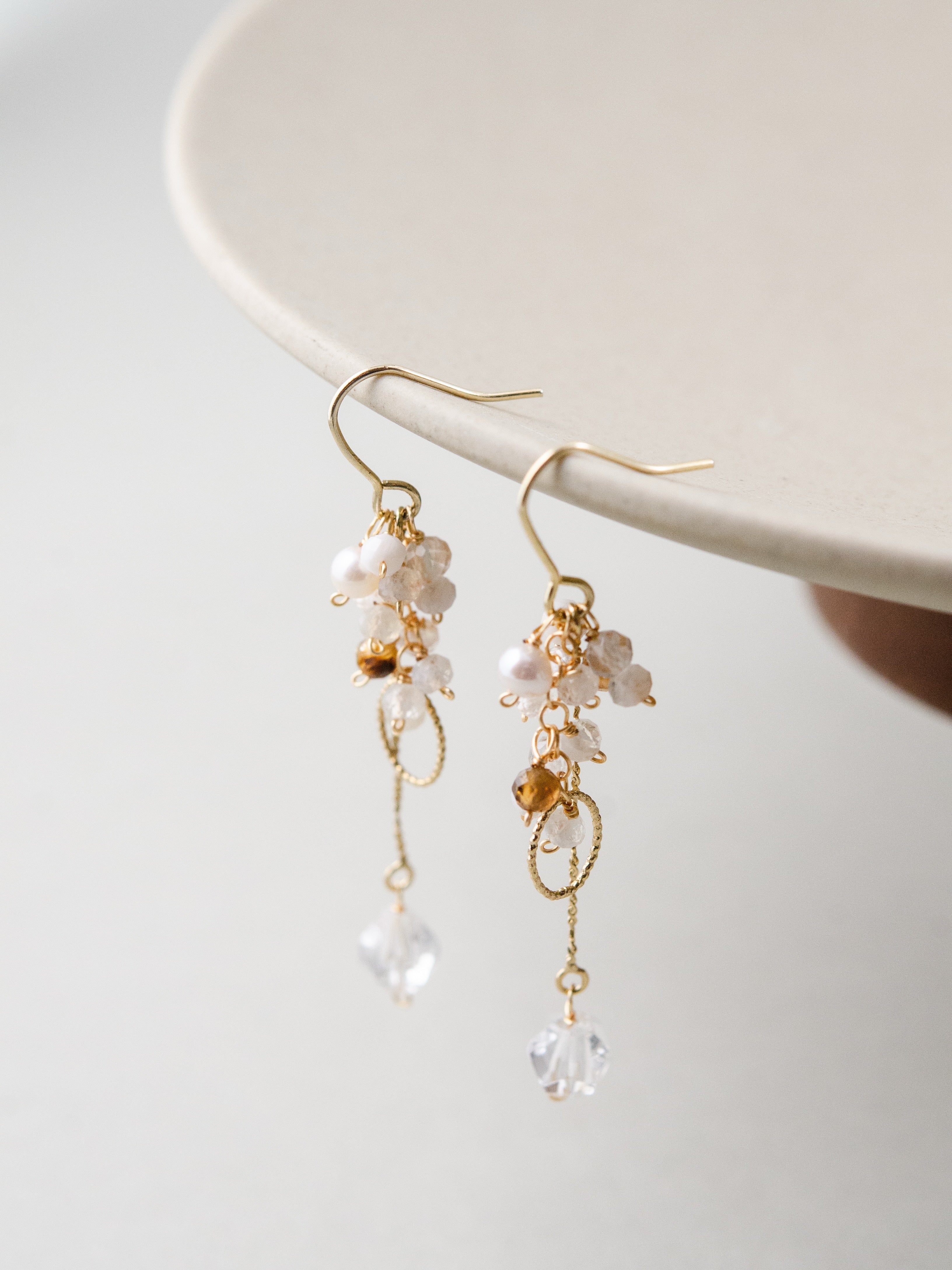 トルマリン ピアス 白い皿のディスプレイ 光の粒のような輝き