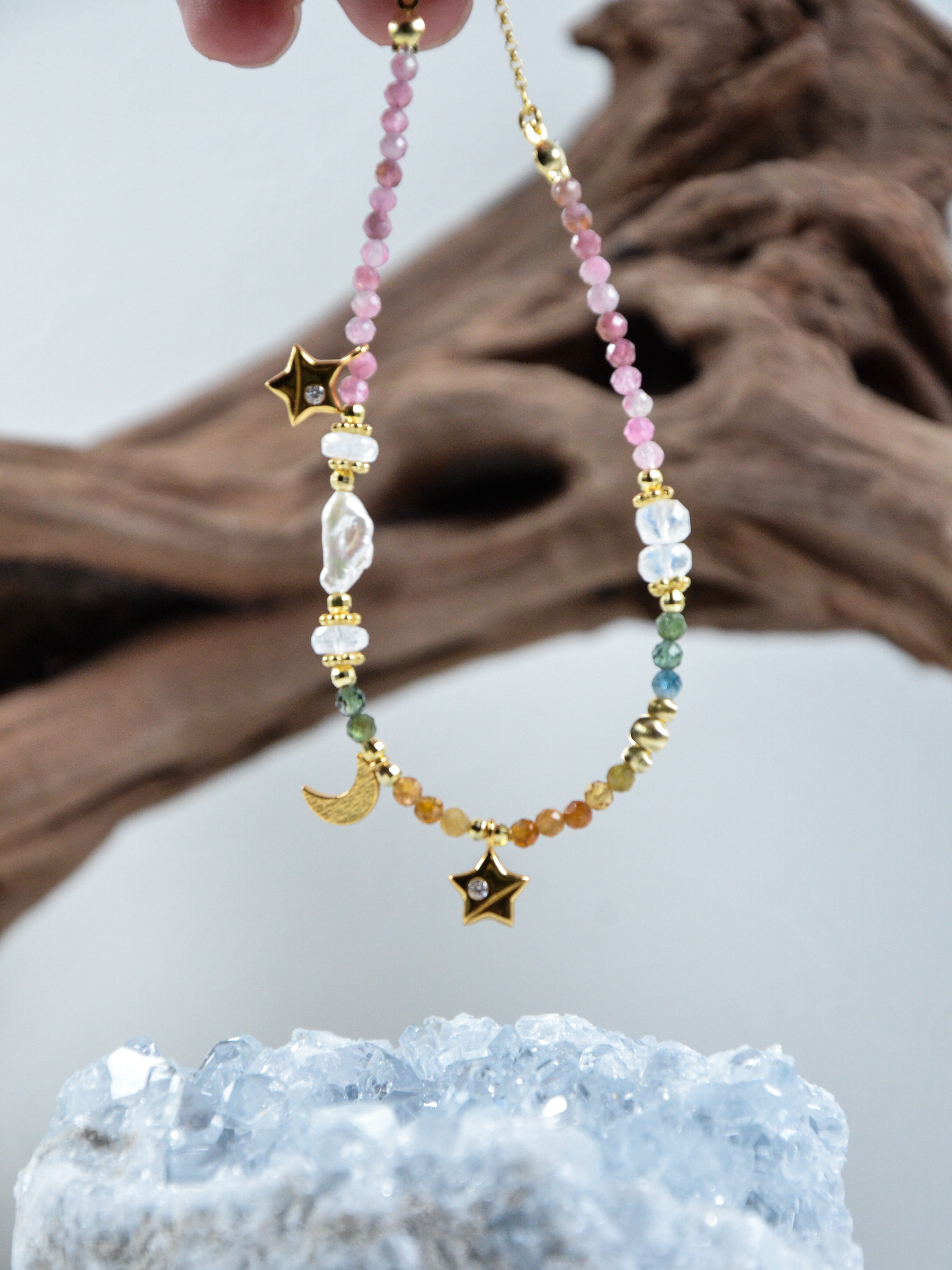 星と月のチャーム輝く トルマリン & ムーンストーン ブレスレット 彩りの小宇宙 メイン画像 天然石とゴールドの軌跡