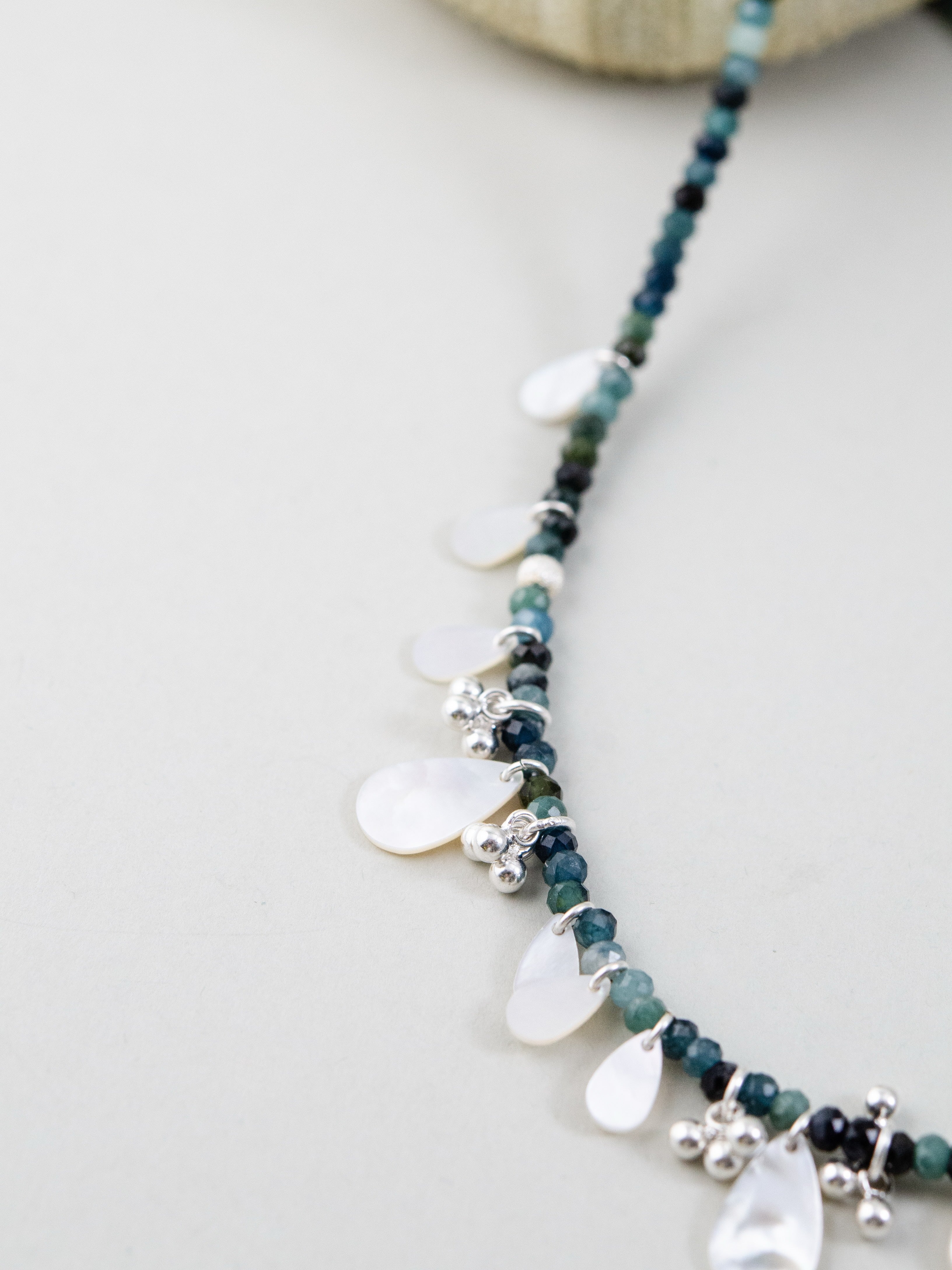 白蝶貝のドロップパーツとトルマリンのマクロ詳細画像