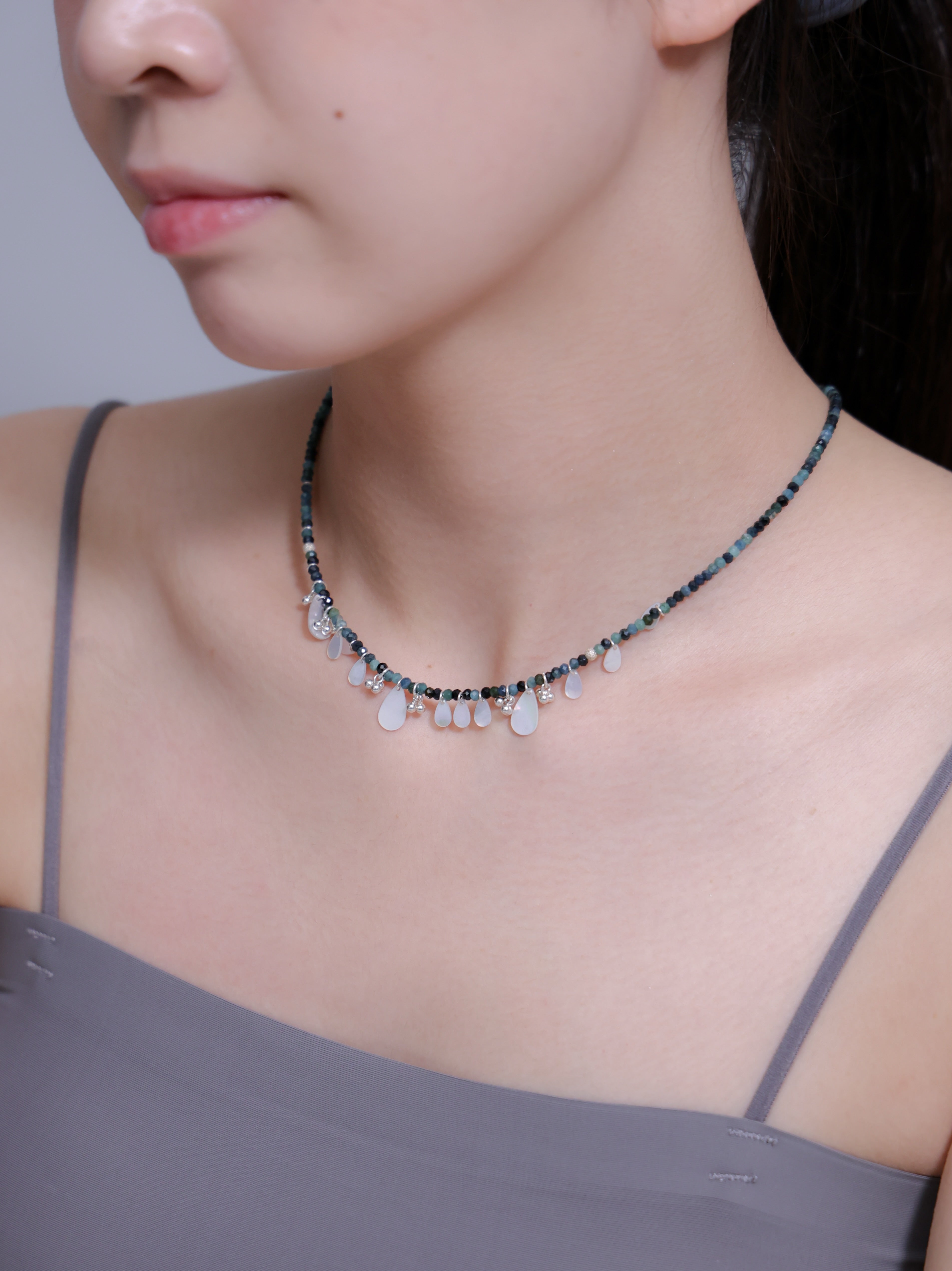 トルマリンと白蝶貝のネックレス 森と泉の滴 着用イメージ 深き緑と純白