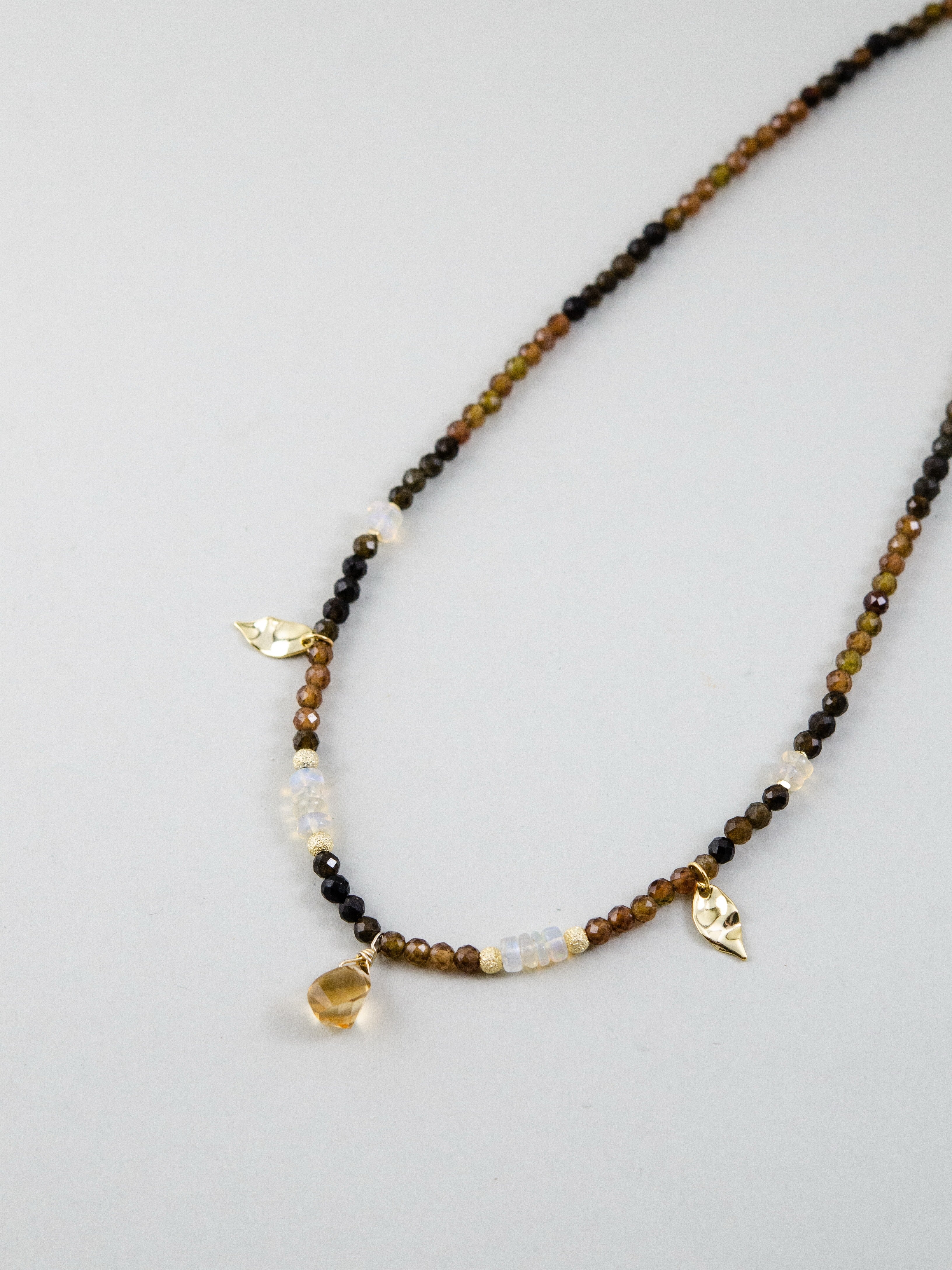 トルマリン ネックレス 白背景 斜め配置 デザインのディテール