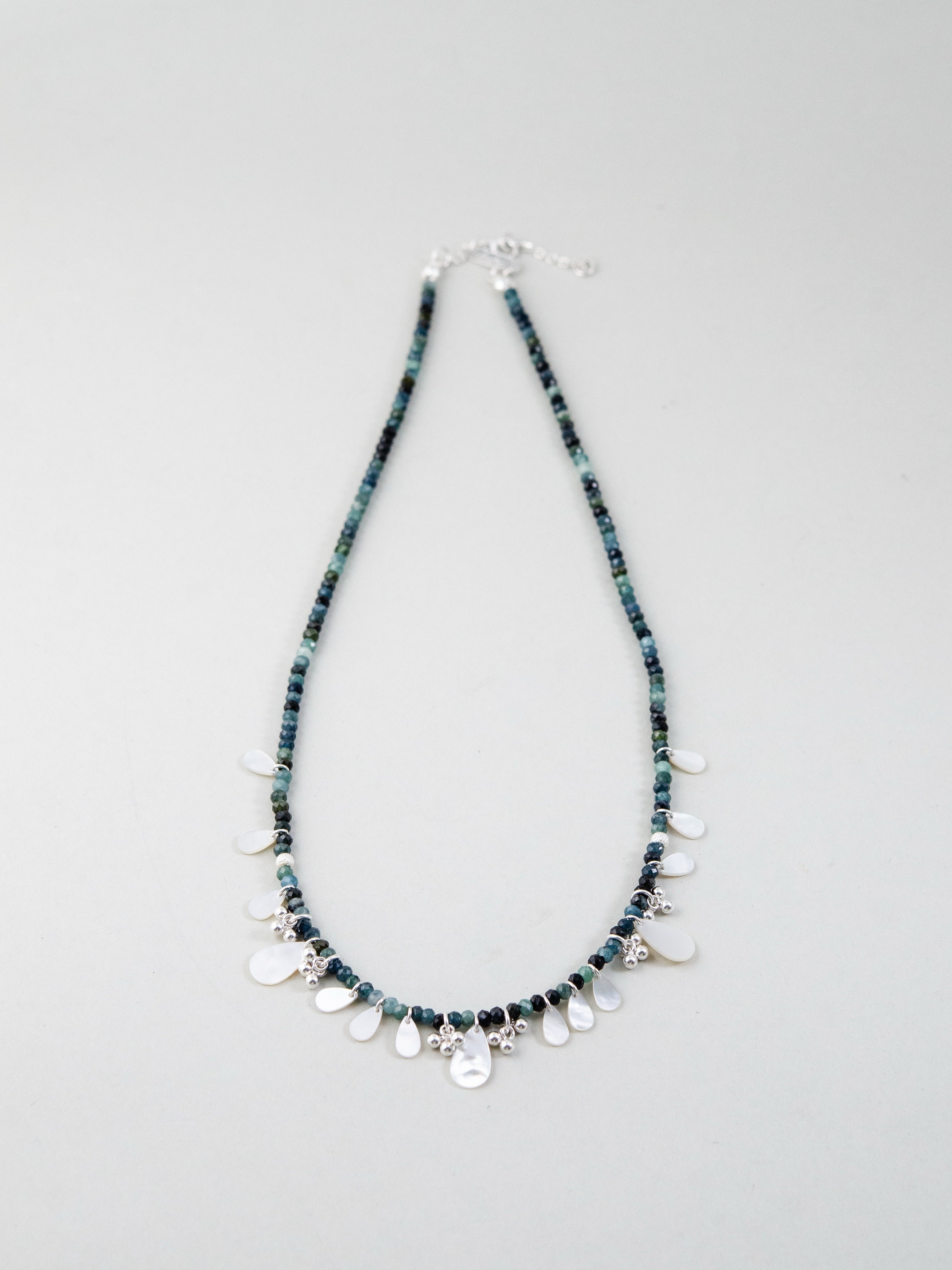 グリーントルマリン ネックレス ループ状の配置 商品全体