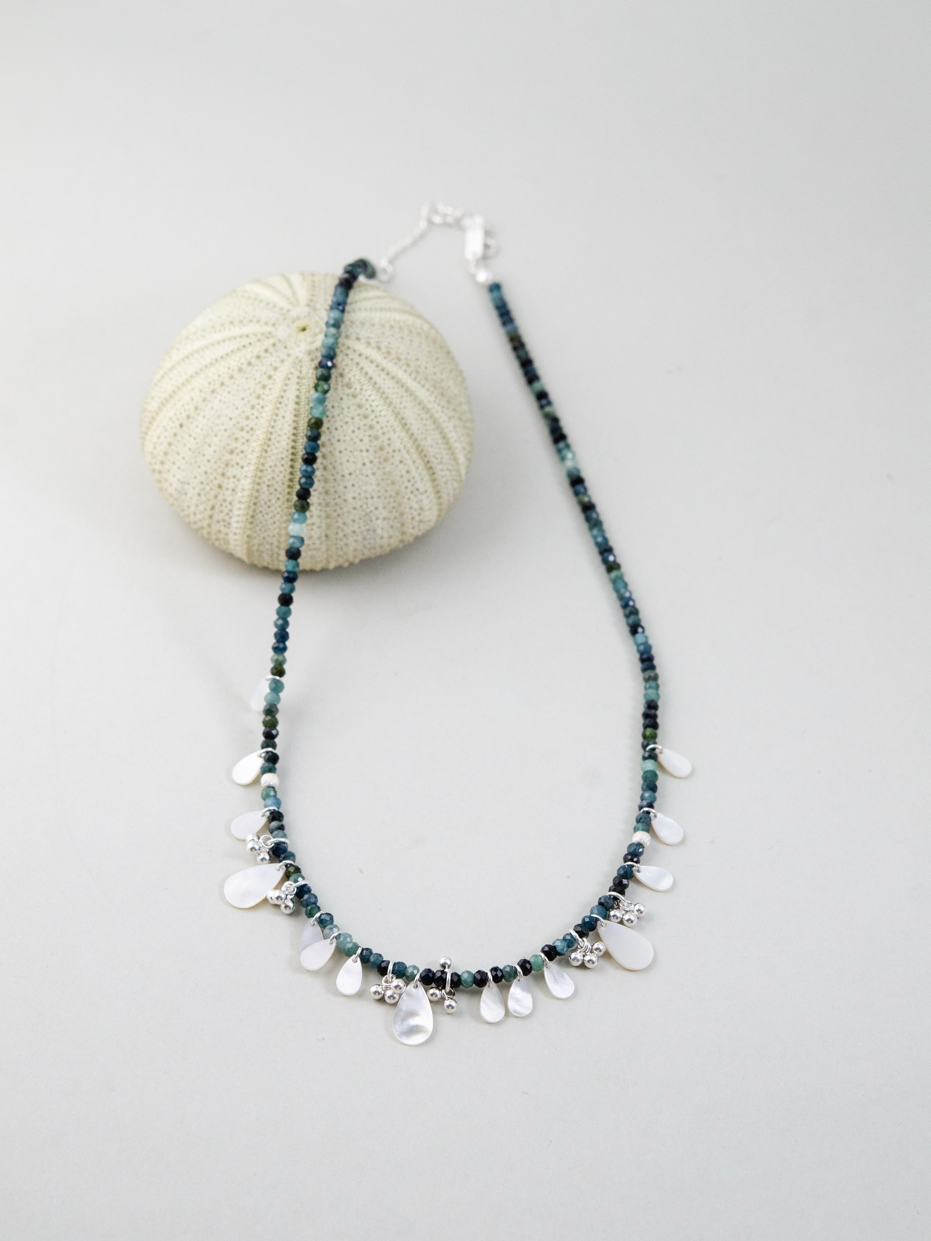 トルマリンネックレス ウニ殻を使ったディスプレイ 自然の造形美